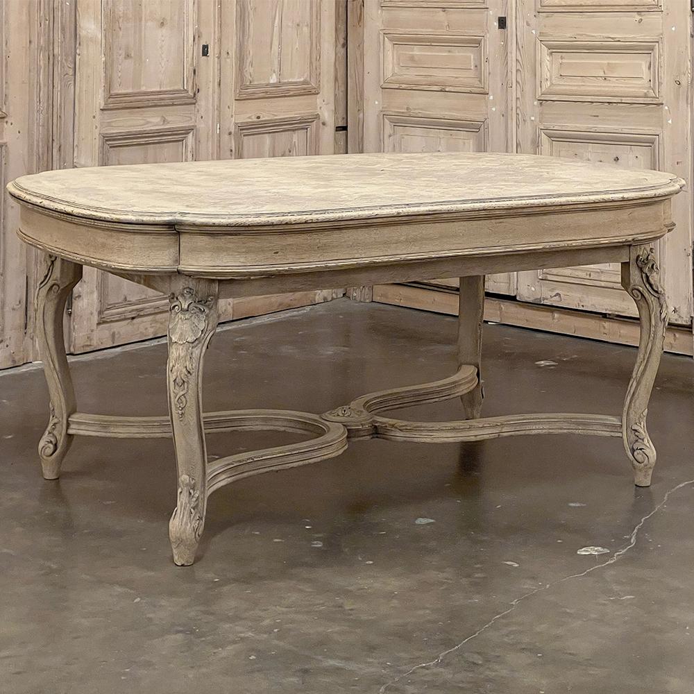 Bureau ~ Table de salle à manger ancienne en parquet Louis XIV en chêne décapé est un joyau de l'art de l'ébéniste !  La partie supérieure présente un contour inhabituel qui ressemble à un ovale mais dont les coins sont entaillés, ce qui crée un