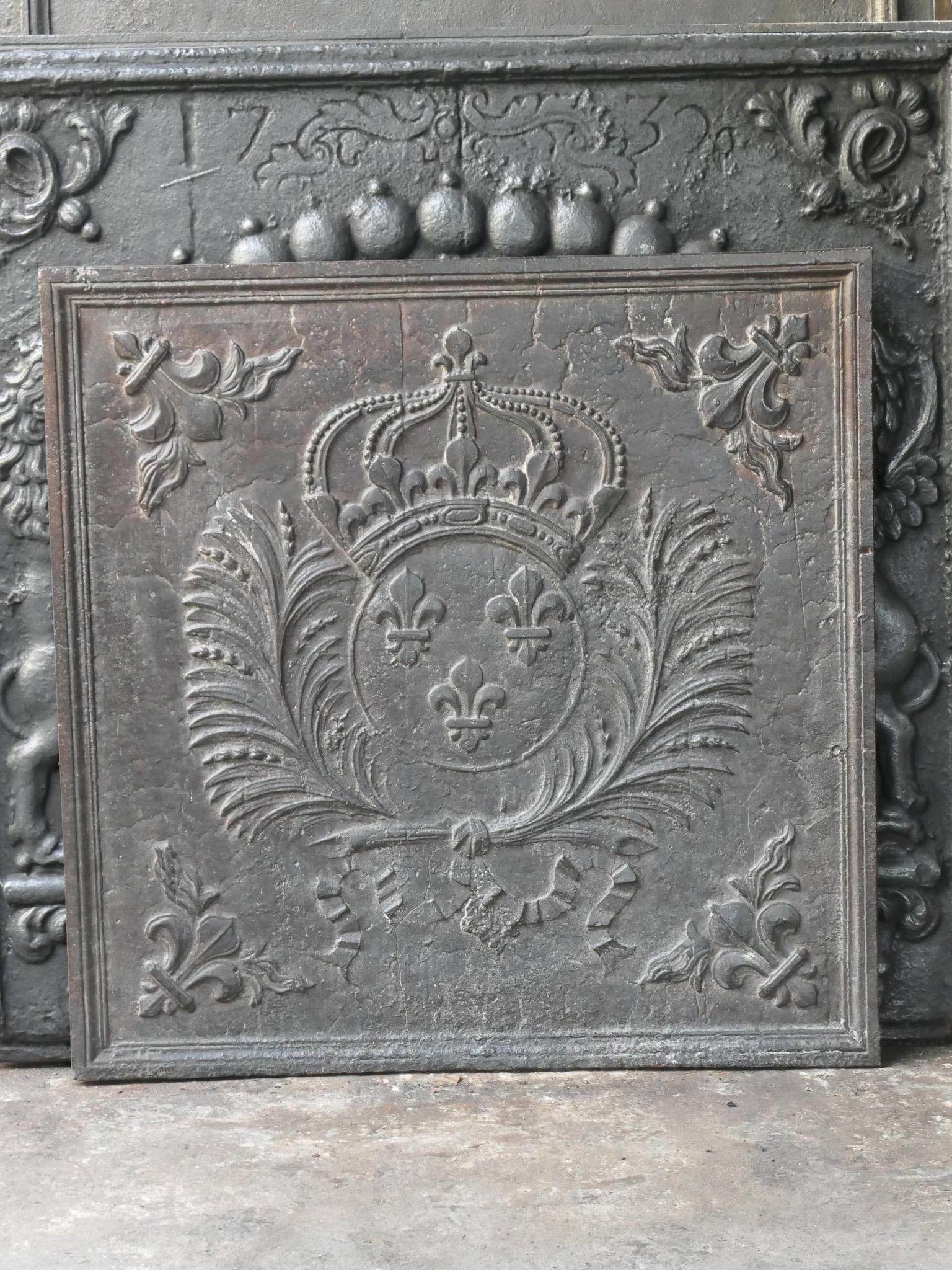 Plaque de cheminée française du 17e - 18e siècle d'époque Louis XIV avec les armoiries de la France, datée de 1705. Un blason de la Maison de Bourbon, une maison royale d'origine française qui est devenue une dynastie majeure en Europe. La maison a
