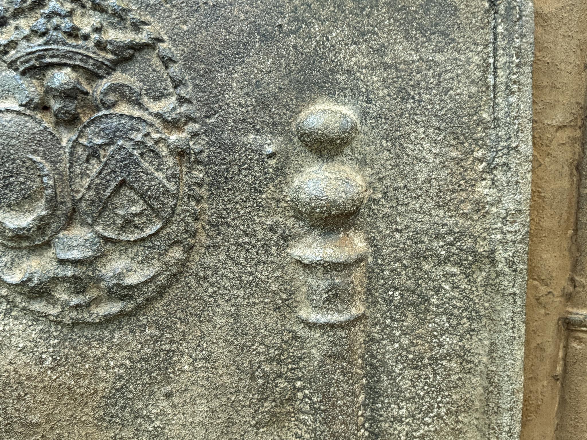 Antique French Louis XIV Period 'Coat of Arms' Fireback / Backsplash in vendita 2