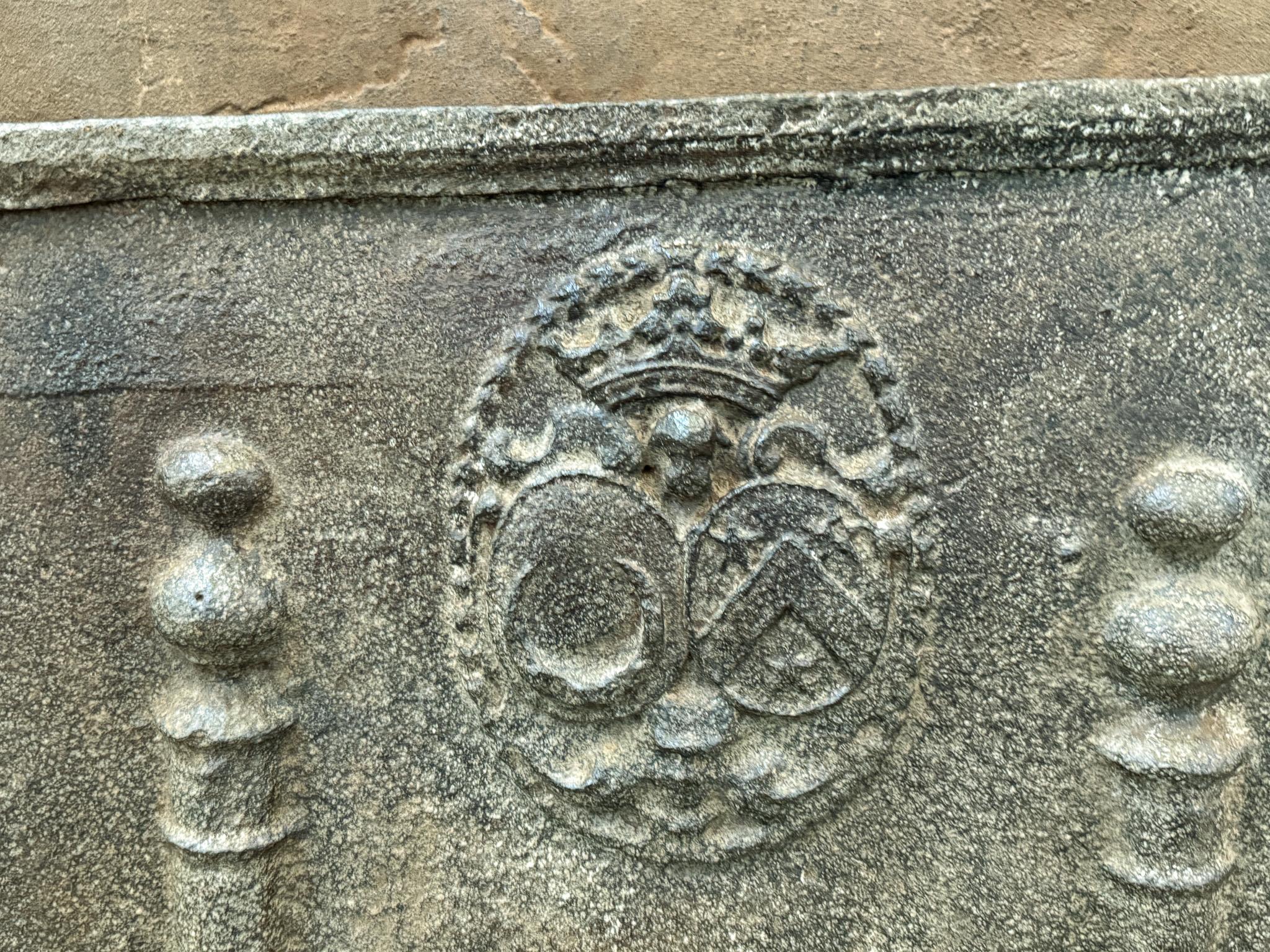 Antique French Louis XIV Period 'Coat of Arms' Fireback / Backsplash In condizioni buone in vendita a Soest, NL