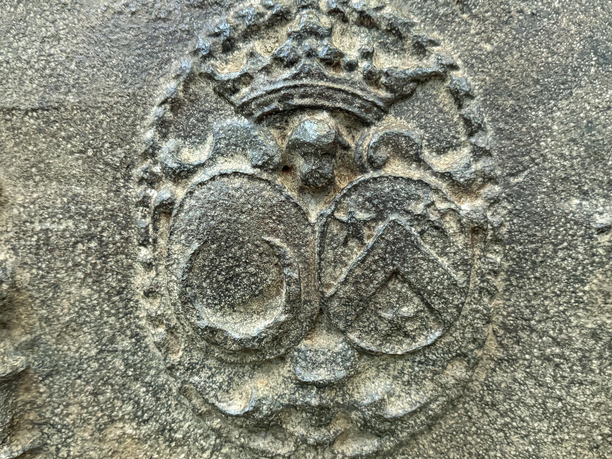 Fino al XVIII secolo Antique French Louis XIV Period 'Coat of Arms' Fireback / Backsplash in vendita
