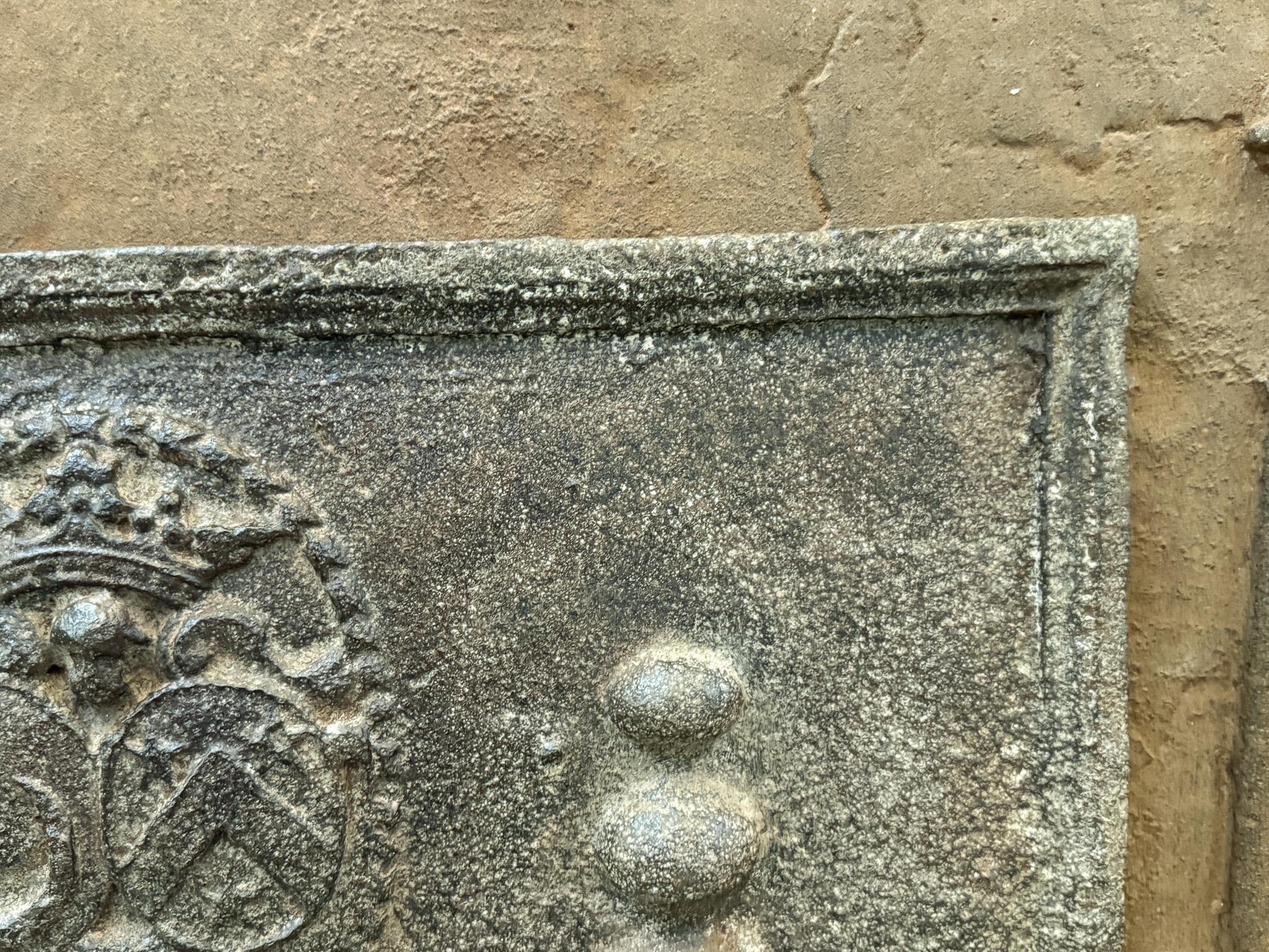 Antique French Louis XIV Period 'Coat of Arms' Fireback / Backsplash in vendita 1