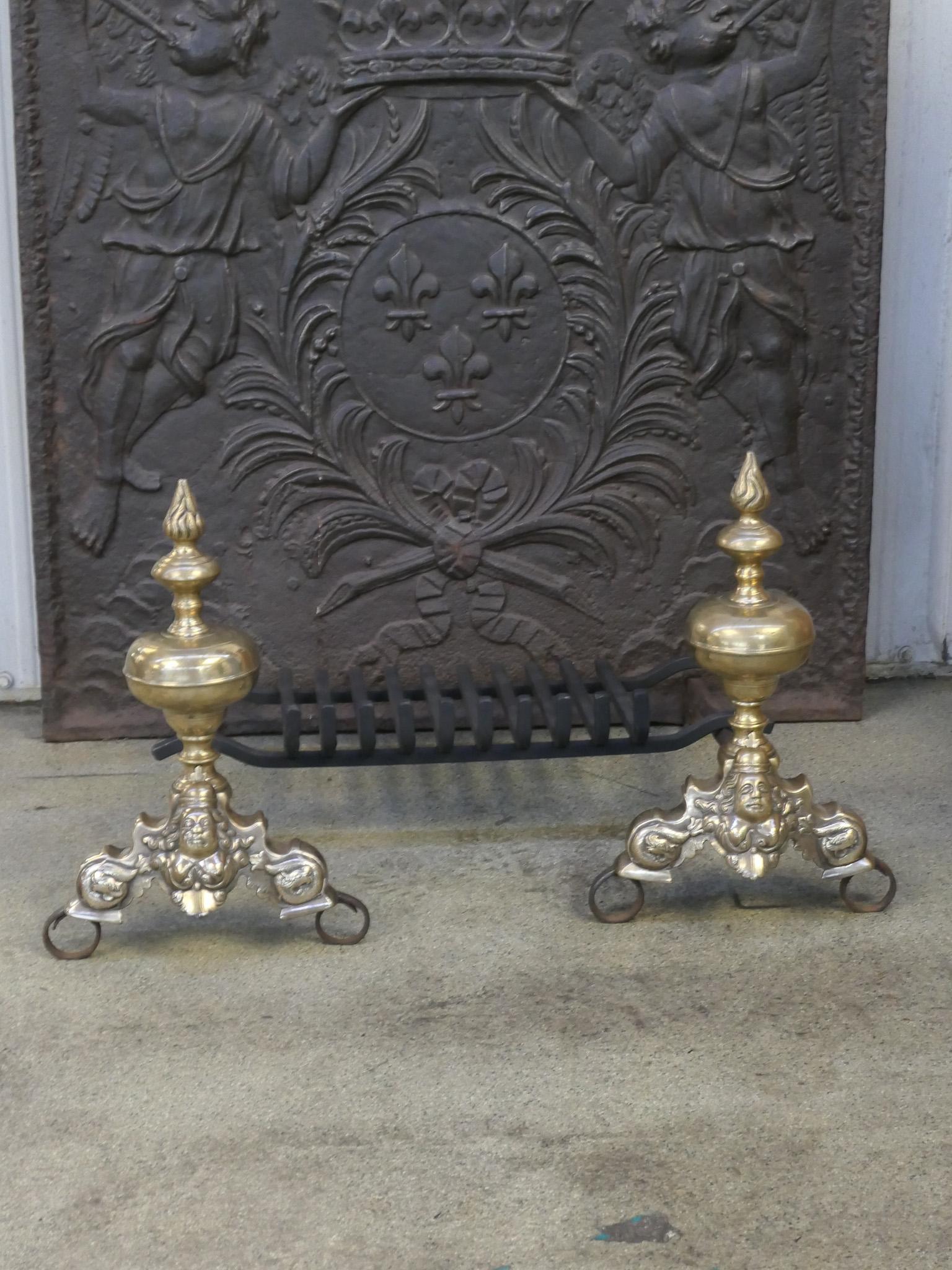 Schöner französischer Kaminkorb oder Feuerrost aus dem 17. Jahrhundert. Der Kaminrost besteht aus Andirons aus Bronze und Schmiedeeisen aus der Zeit Ludwigs XIV. und einem kürzlich geschmiedeten Rost aus Schmiedeeisen. Es hat ein typisches Louis