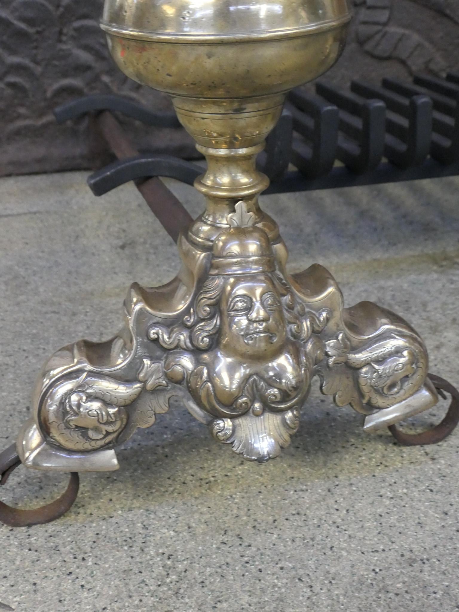 Antiker französischer Kaminrost aus der Louis XIV.-Periode, 17. Jahrhundert (Bronze) im Angebot