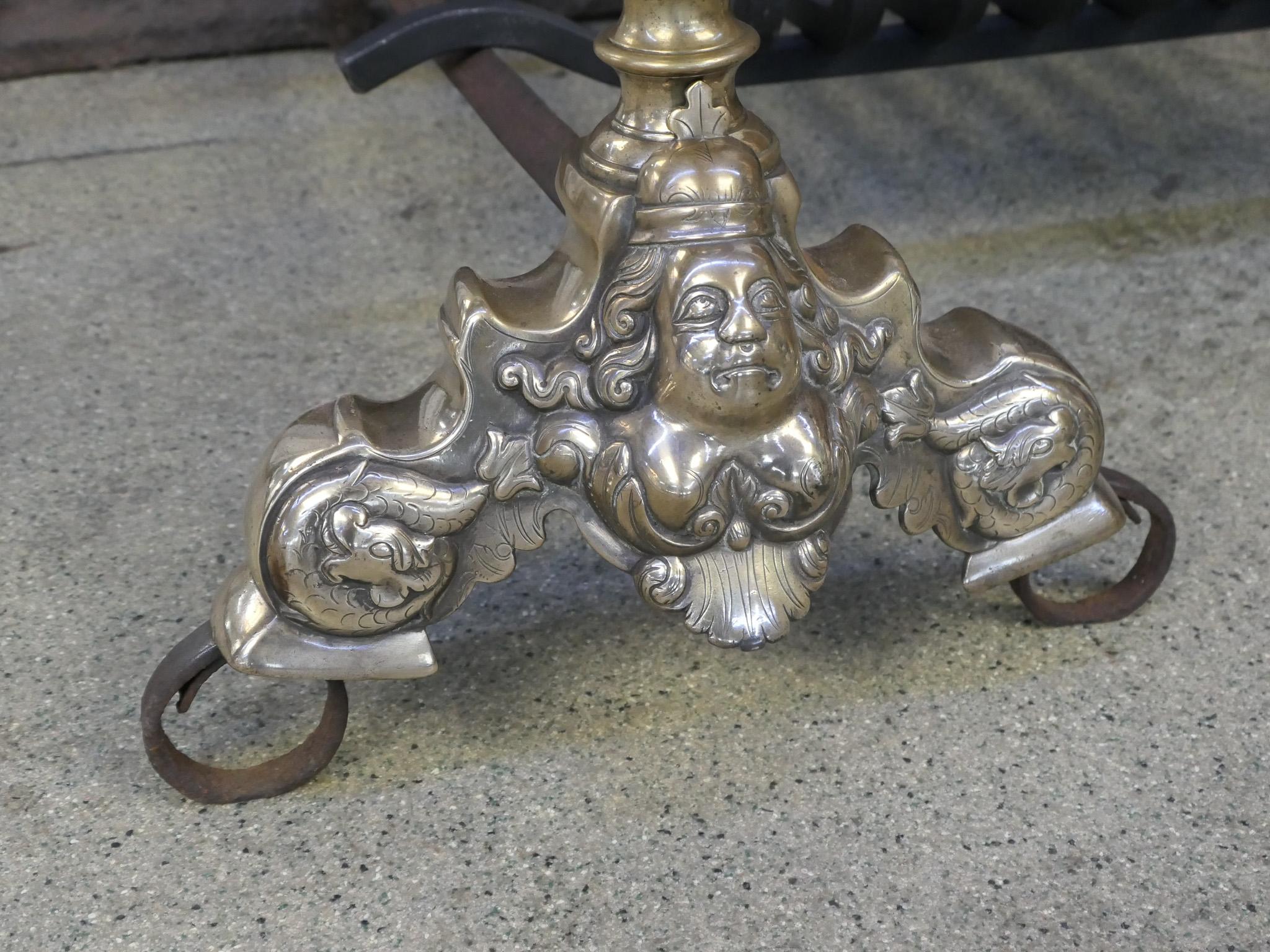 Antiker französischer Kaminrost aus der Louis XIV.-Periode, 17. Jahrhundert im Angebot 1