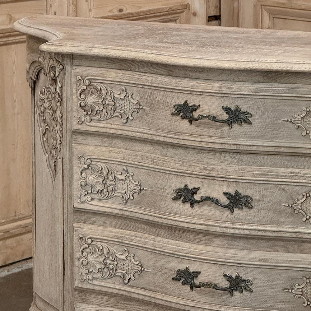 Antique French Louis XIV Serpentine Commode in Oak scortecciato in vendita 2
