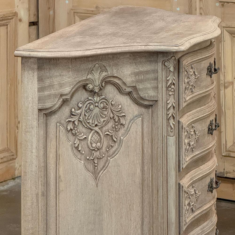 Antique French Louis XIV Serpentine Commode in Oak scortecciato in vendita 3
