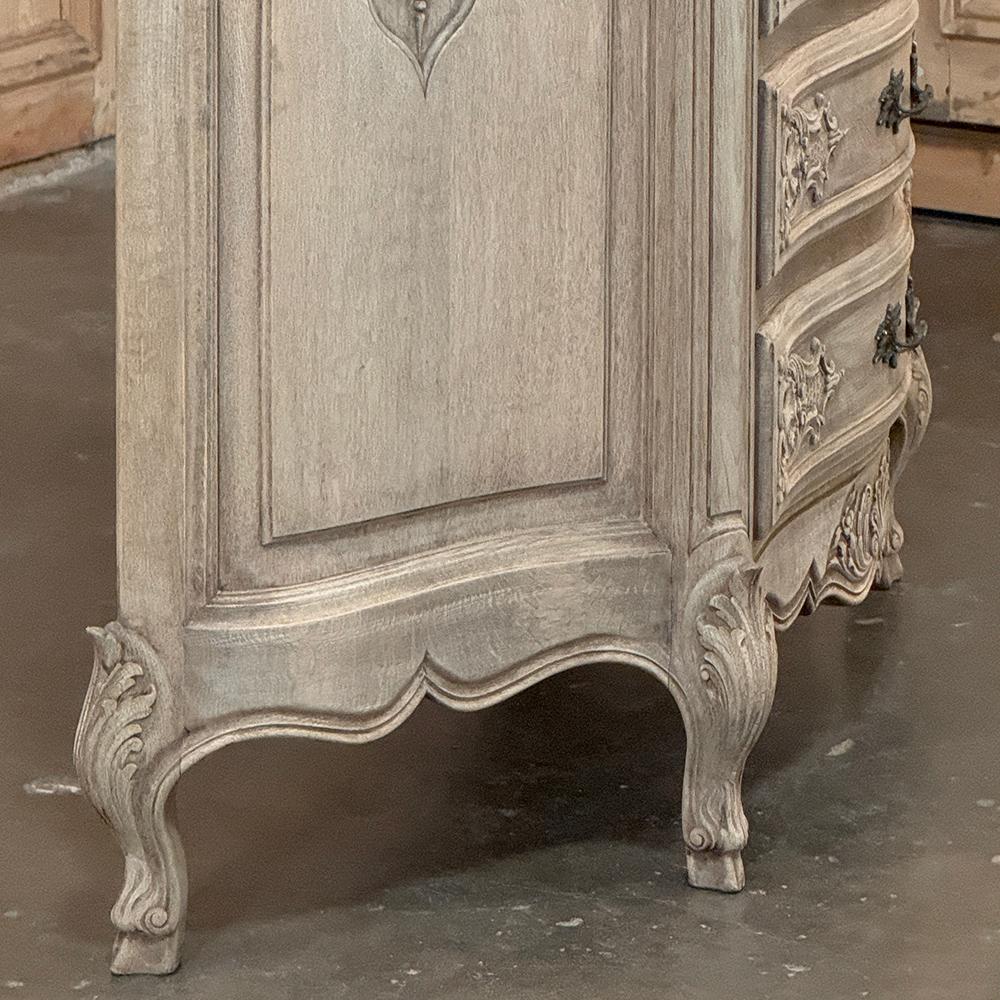 Antique French Louis XIV Serpentine Commode in Oak scortecciato in vendita 4