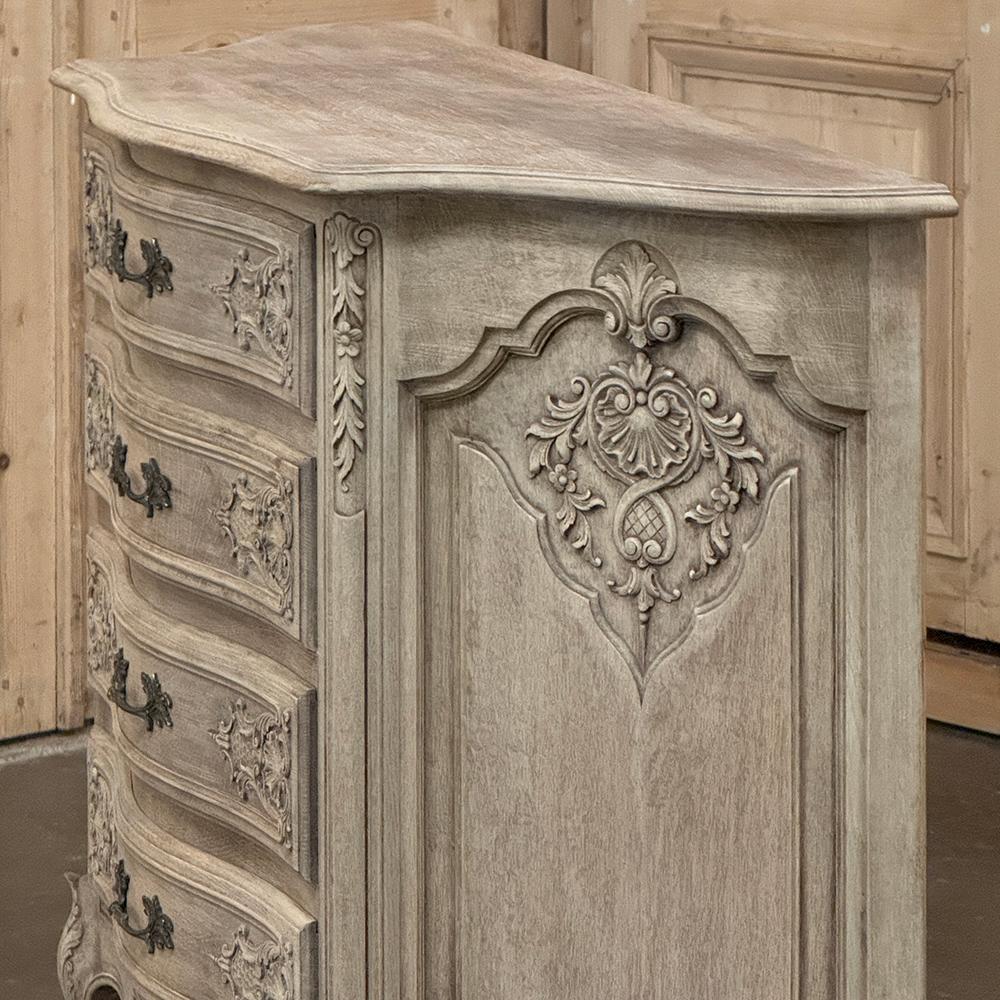Antique French Louis XIV Serpentine Commode in Oak scortecciato in vendita 5