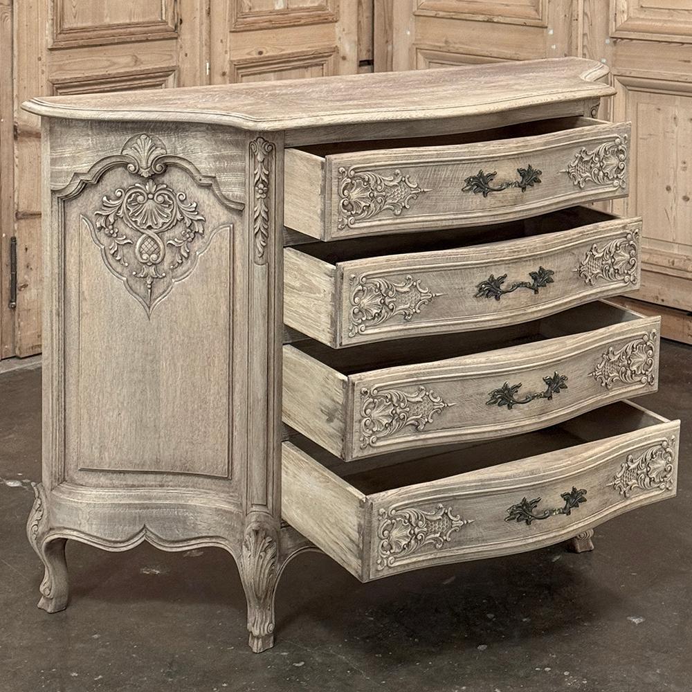 Antique French Louis XIV Serpentine Commode in Oak scortecciato in vendita 6