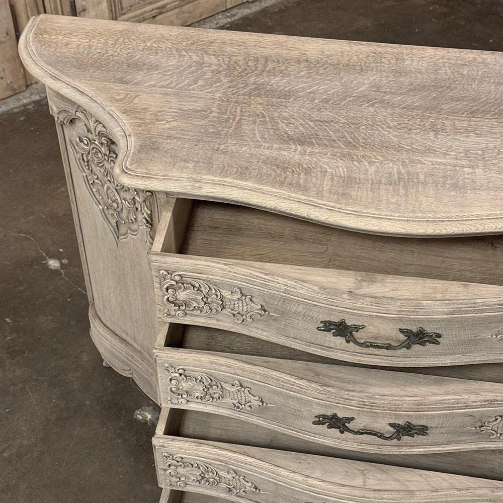 Antique French Louis XIV Serpentine Commode in Oak scortecciato in vendita 8