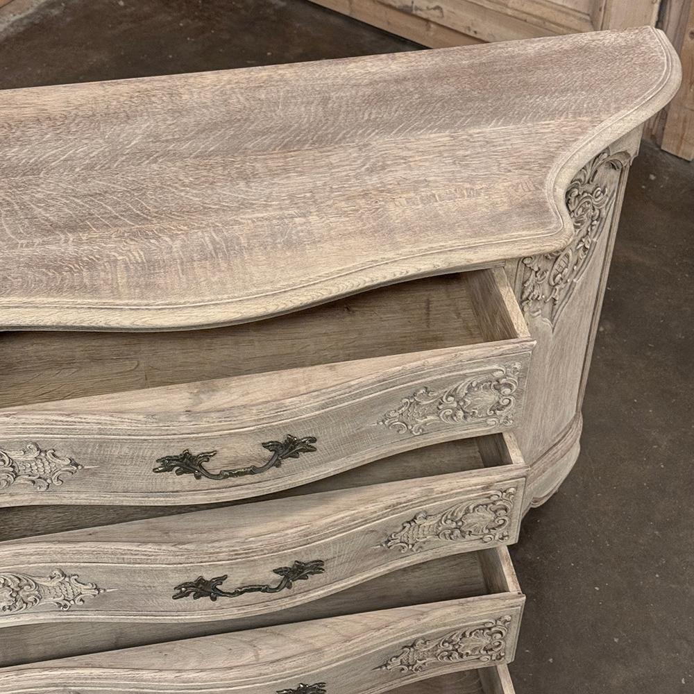Antique French Louis XIV Serpentine Commode in Oak scortecciato in vendita 9