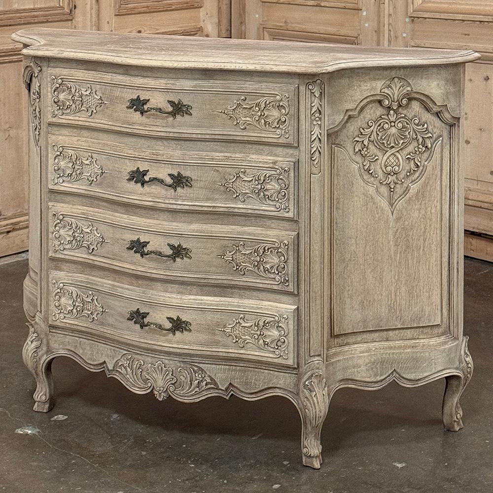 L'Antique French Louis XIV Serpentine Commode in Oak striato presenta quattro cassetti a tutta larghezza!  Perfetto per tenere le cose organizzate e al loro posto, e per farlo con stile, questo pezzo è stato realizzato in legno massiccio di Oak e
