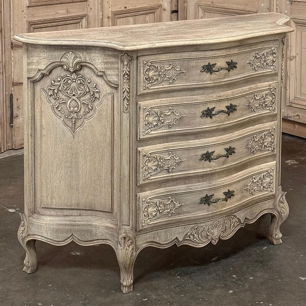 Luigi XIV Antique French Louis XIV Serpentine Commode in Oak scortecciato in vendita
