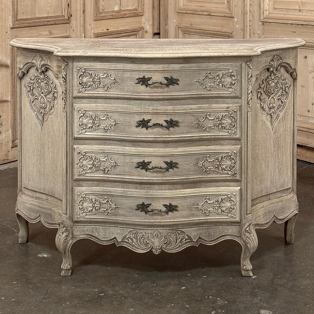 Francese Antique French Louis XIV Serpentine Commode in Oak scortecciato in vendita
