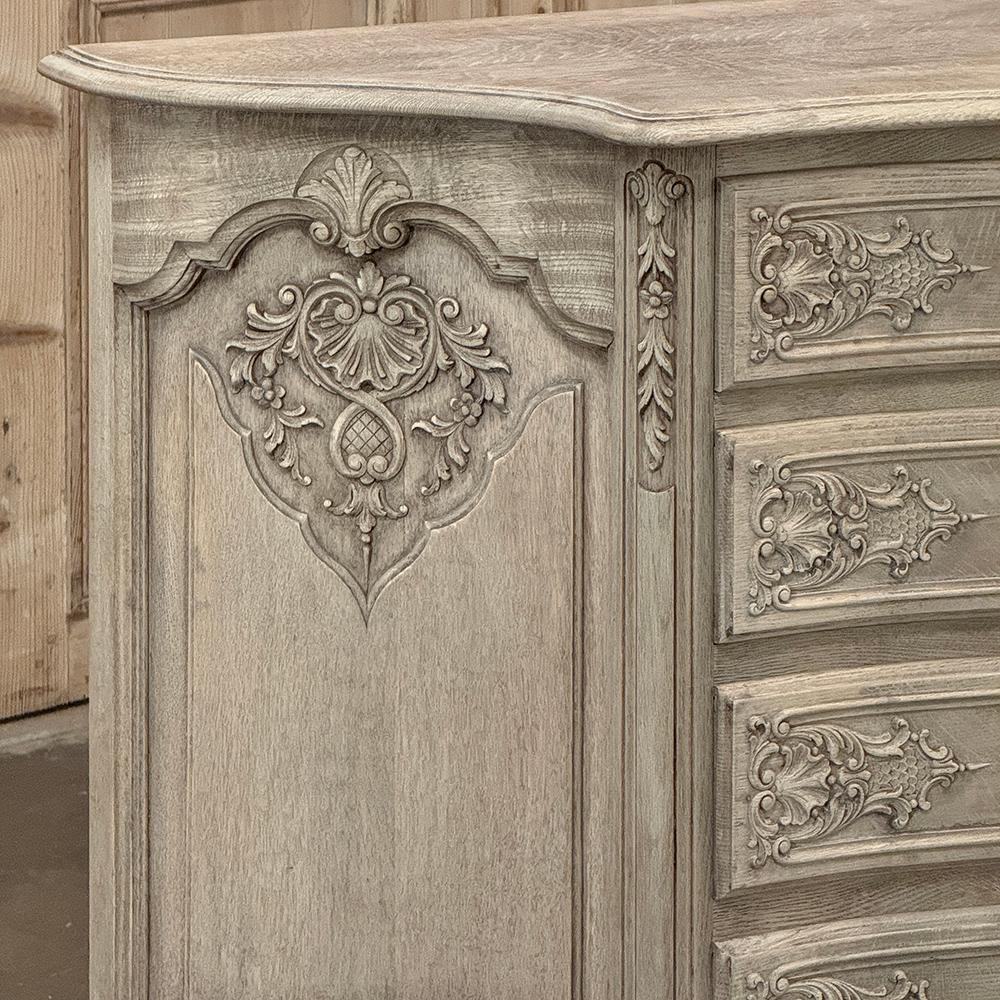 Intagliato a mano Antique French Louis XIV Serpentine Commode in Oak scortecciato in vendita