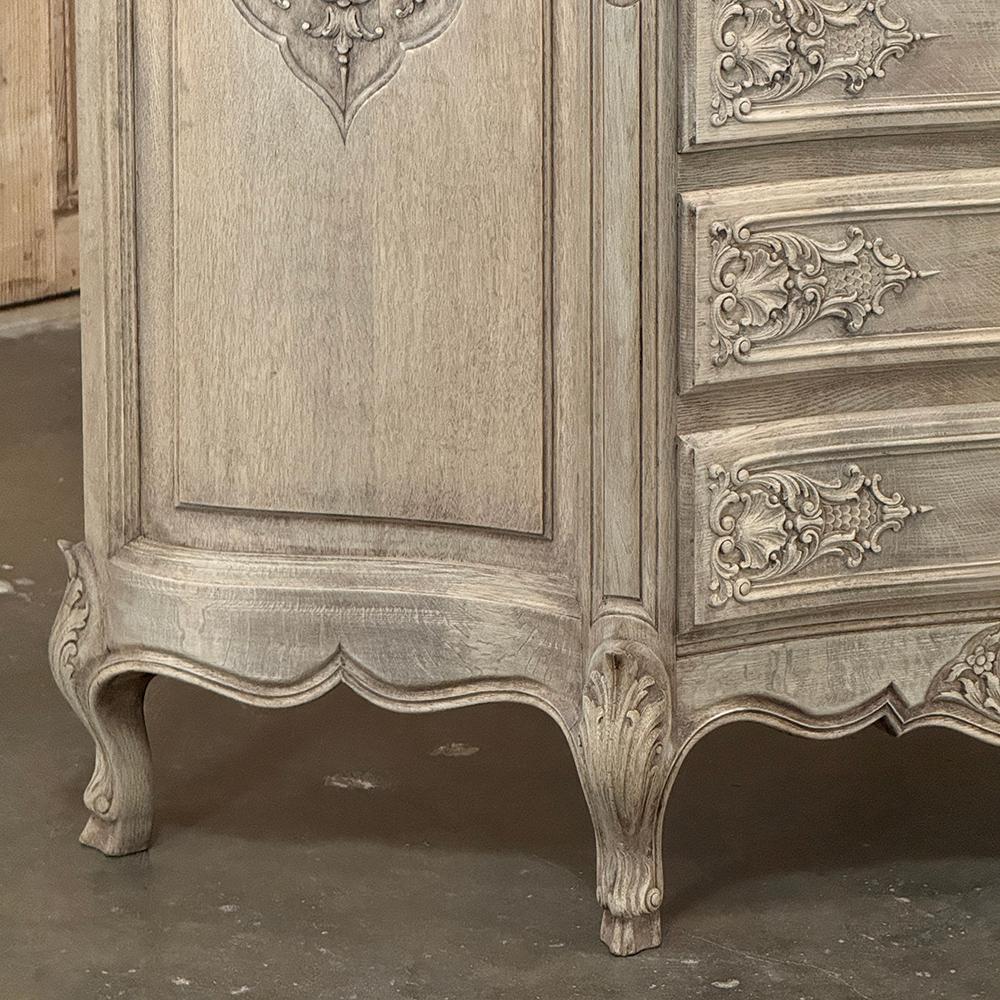 Antique French Louis XIV Serpentine Commode in Oak scortecciato In condizioni buone in vendita a Dallas, TX