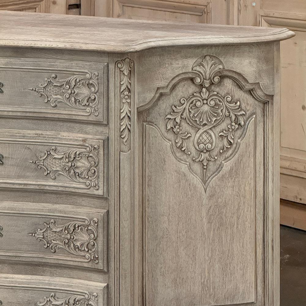 Ottone Antique French Louis XIV Serpentine Commode in Oak scortecciato in vendita