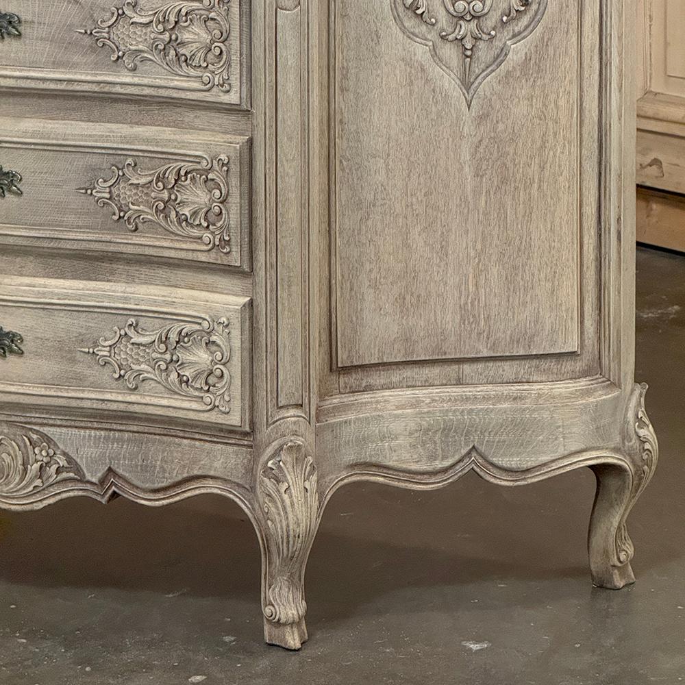 Antique French Louis XIV Serpentine Commode in Oak scortecciato in vendita 1