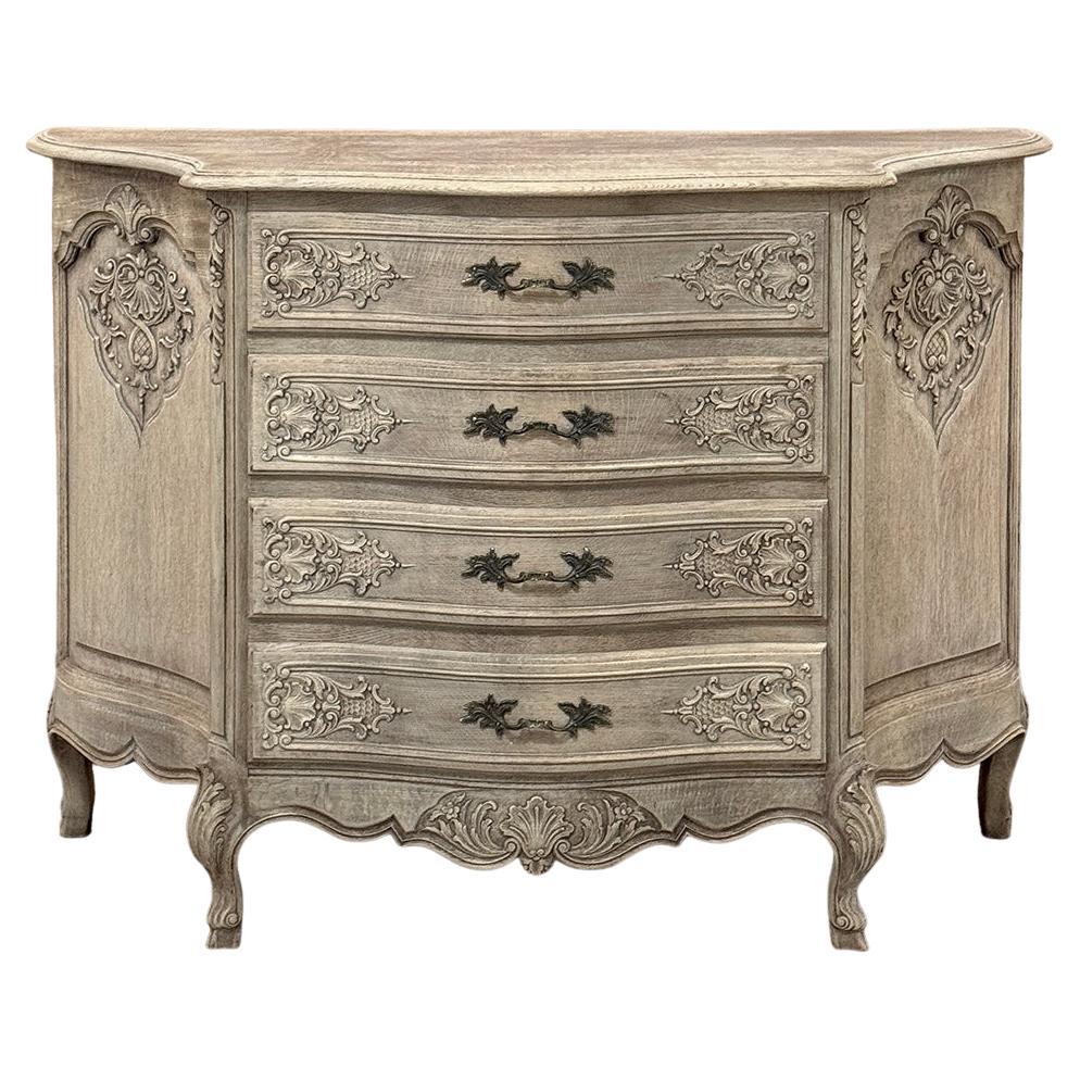 Ancienne commode serpentine française Louis XIV en chêne rayé