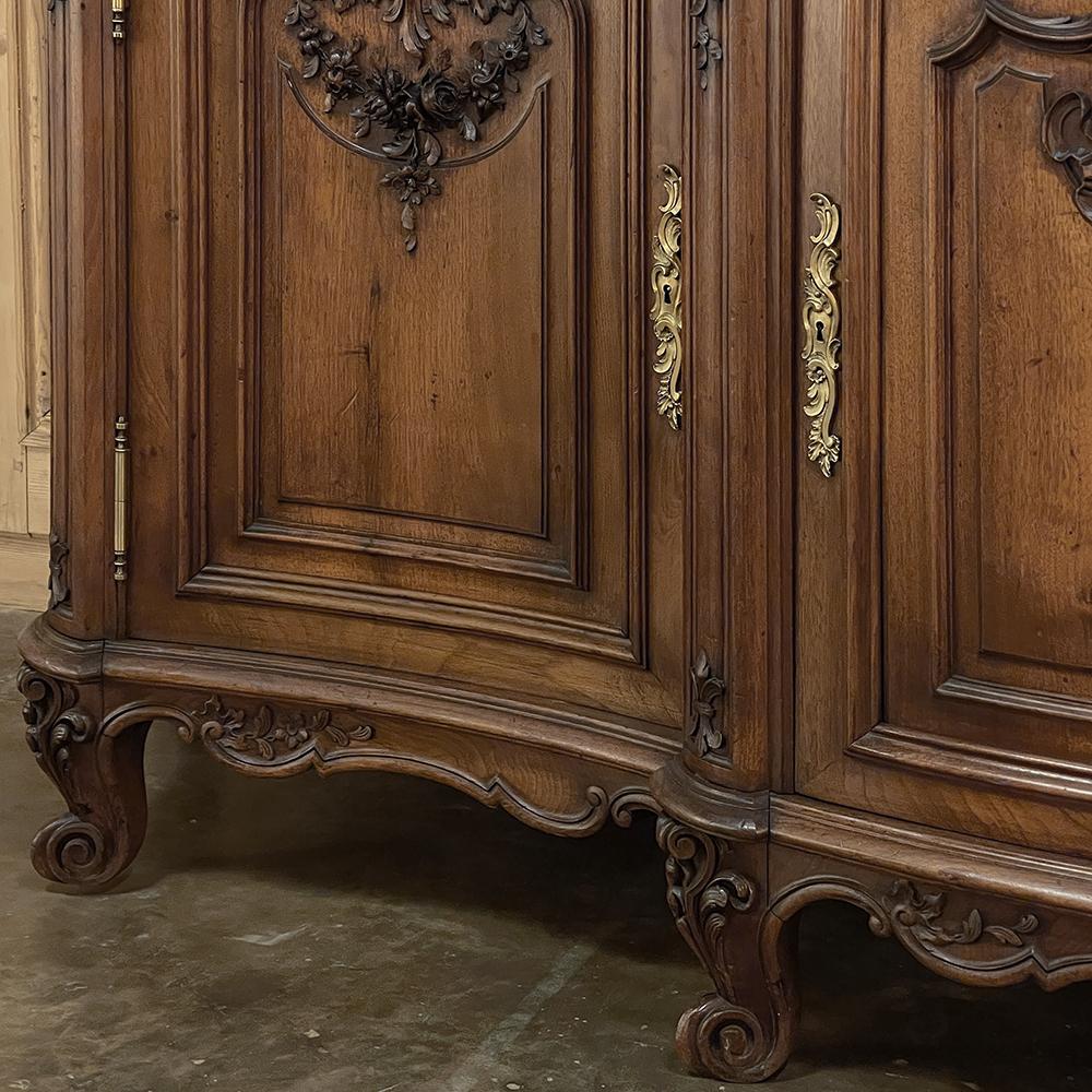 Antique French Louis XIV Serpentine Walnut Buffet For Sale 12