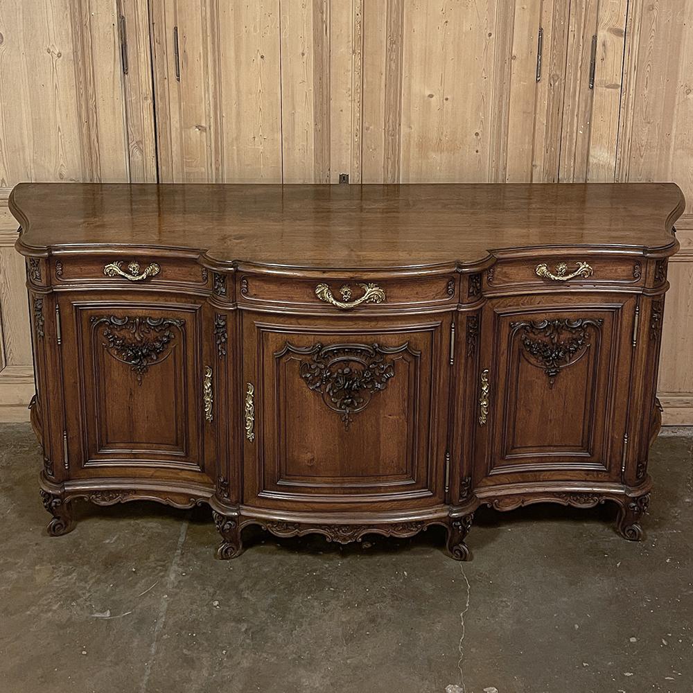 Antique French Louis XIV Serpentine Walnut Buffet In Good Condition For Sale In Dallas, TX