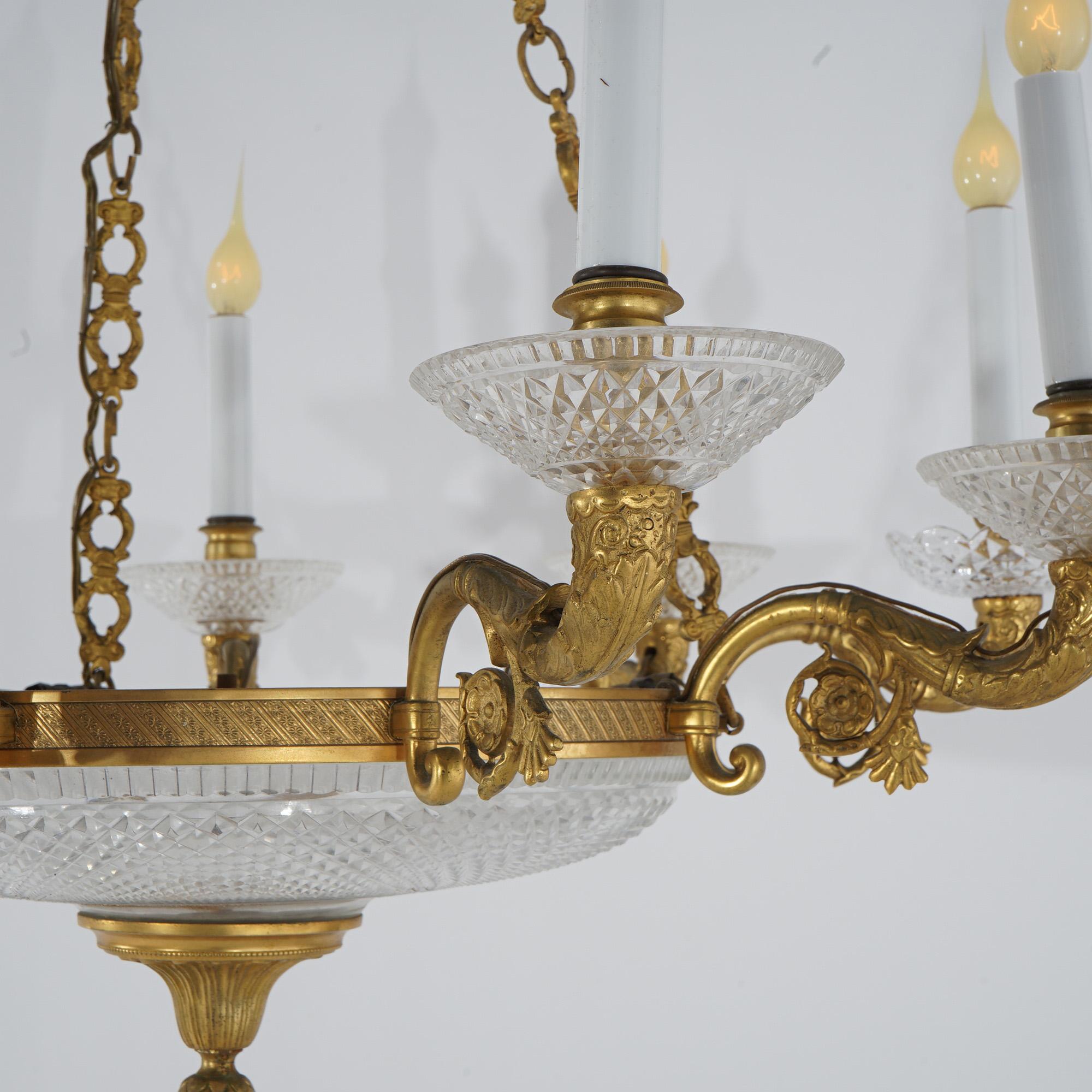Antiker französischer neunflammiger Kronleuchter aus vergoldeter Bronze und Kristall im Louis XIV.-Stil im Angebot 4