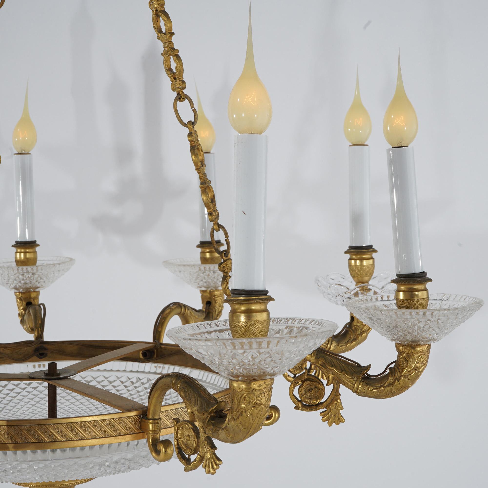 Antiker französischer neunflammiger Kronleuchter aus vergoldeter Bronze und Kristall im Louis XIV.-Stil im Angebot 8