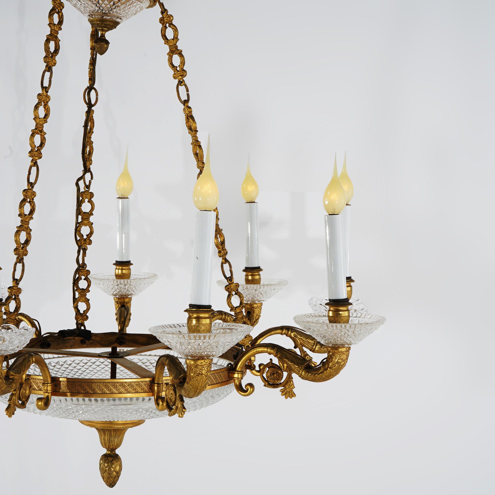 Antiker französischer neunflammiger Kronleuchter aus vergoldeter Bronze und Kristall im Louis XIV.-Stil (Gegossen) im Angebot