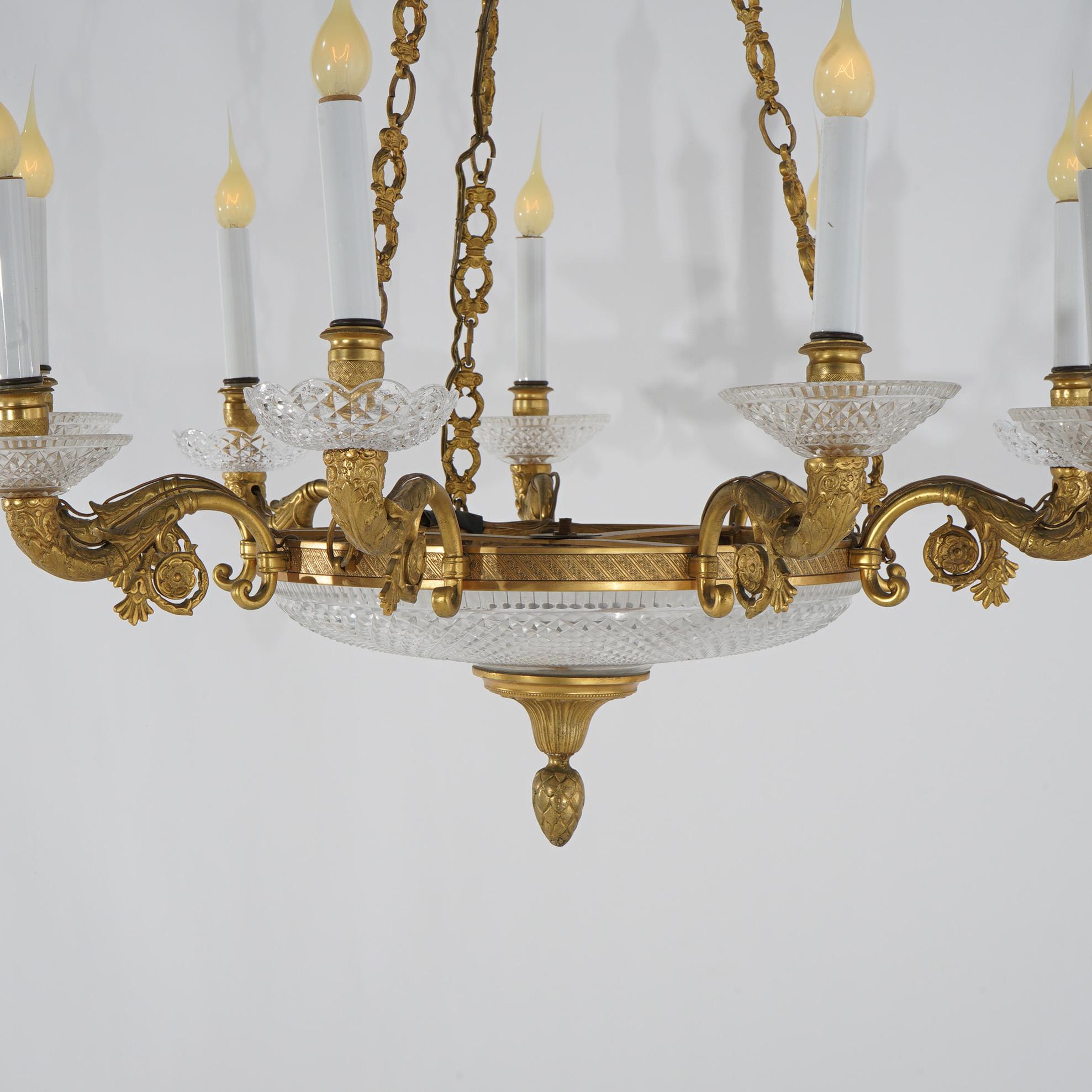 Antiker französischer neunflammiger Kronleuchter aus vergoldeter Bronze und Kristall im Louis XIV.-Stil (20. Jahrhundert) im Angebot