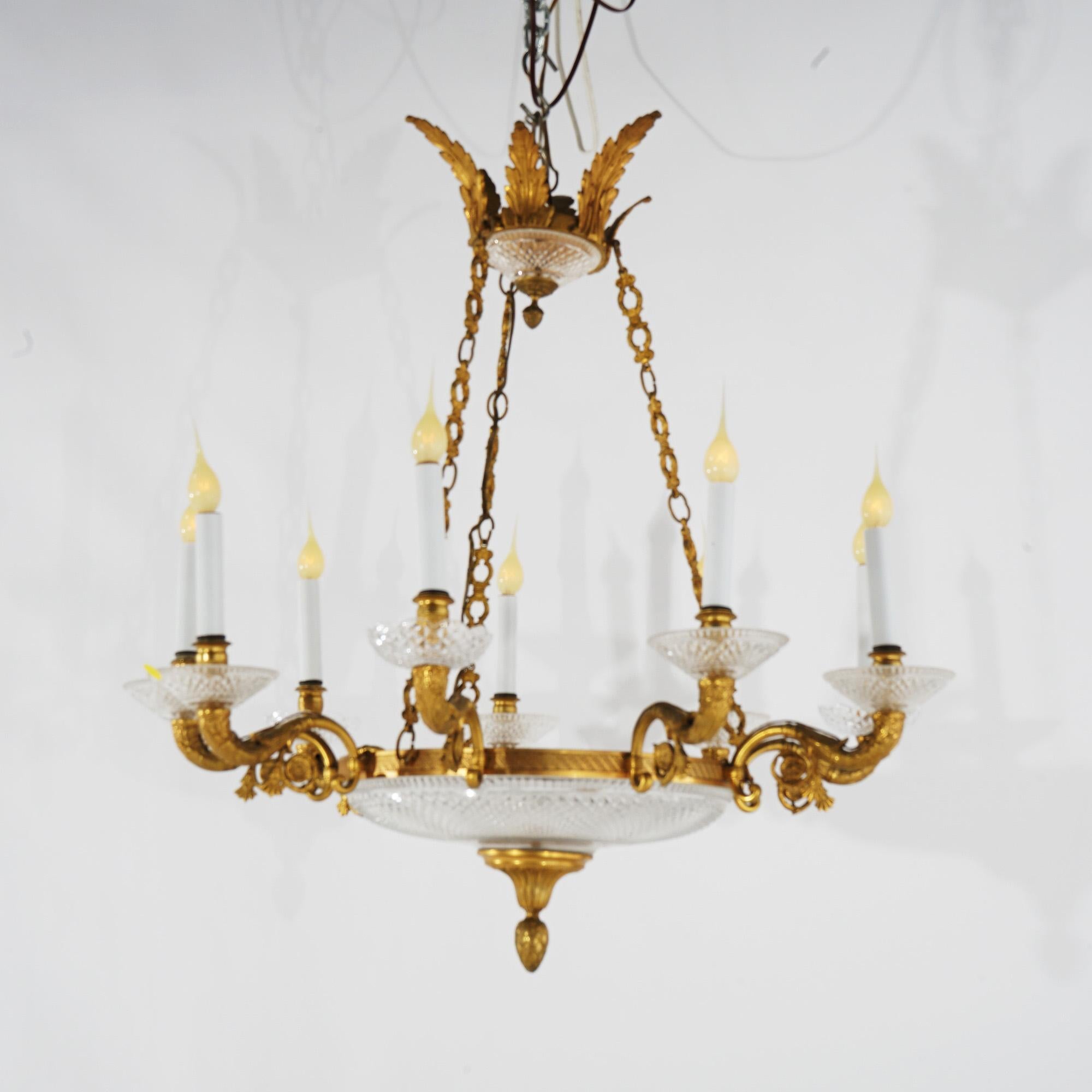 Antiker französischer neunflammiger Kronleuchter aus vergoldeter Bronze und Kristall im Louis XIV.-Stil im Angebot 1