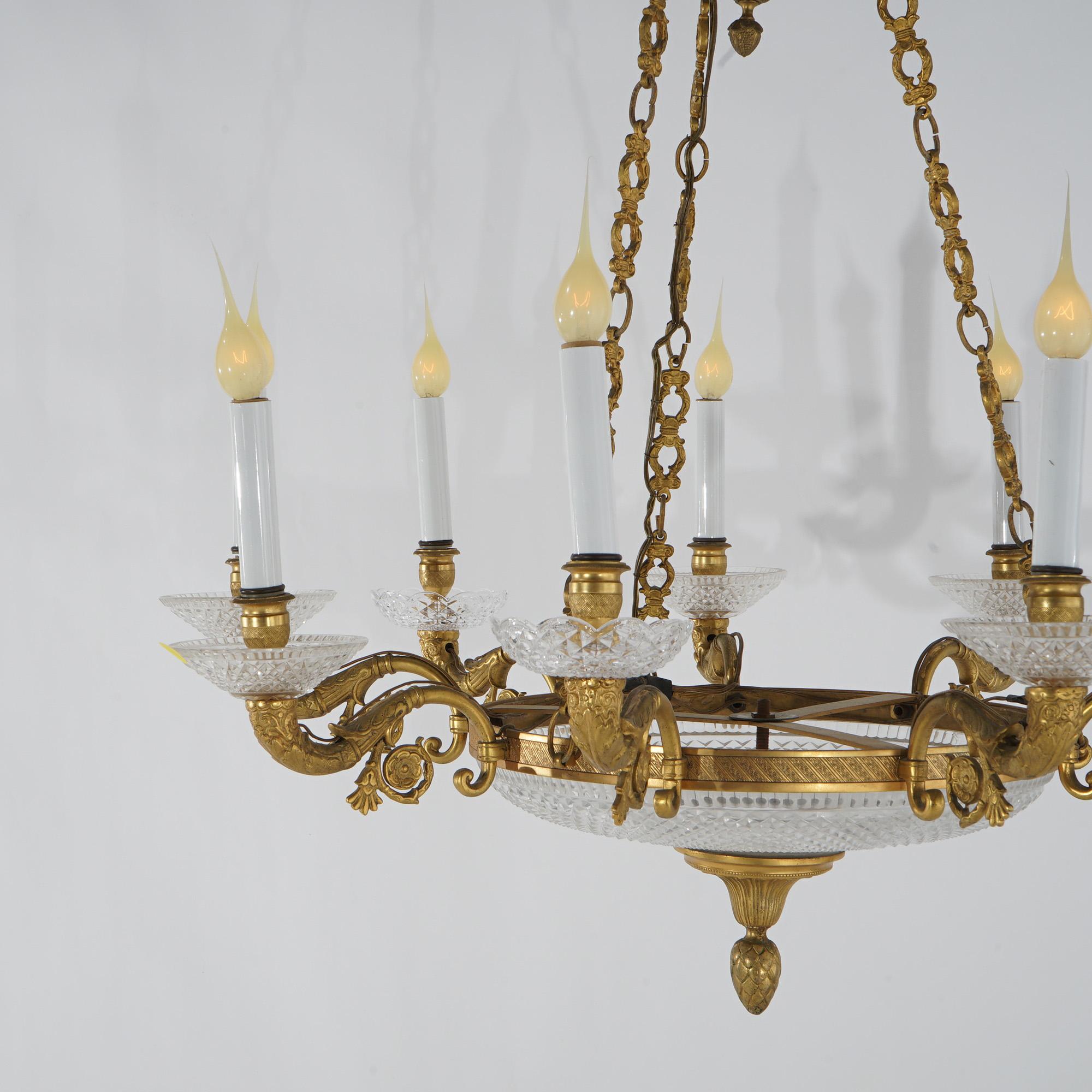 Antiker französischer neunflammiger Kronleuchter aus vergoldeter Bronze und Kristall im Louis XIV.-Stil im Angebot 3