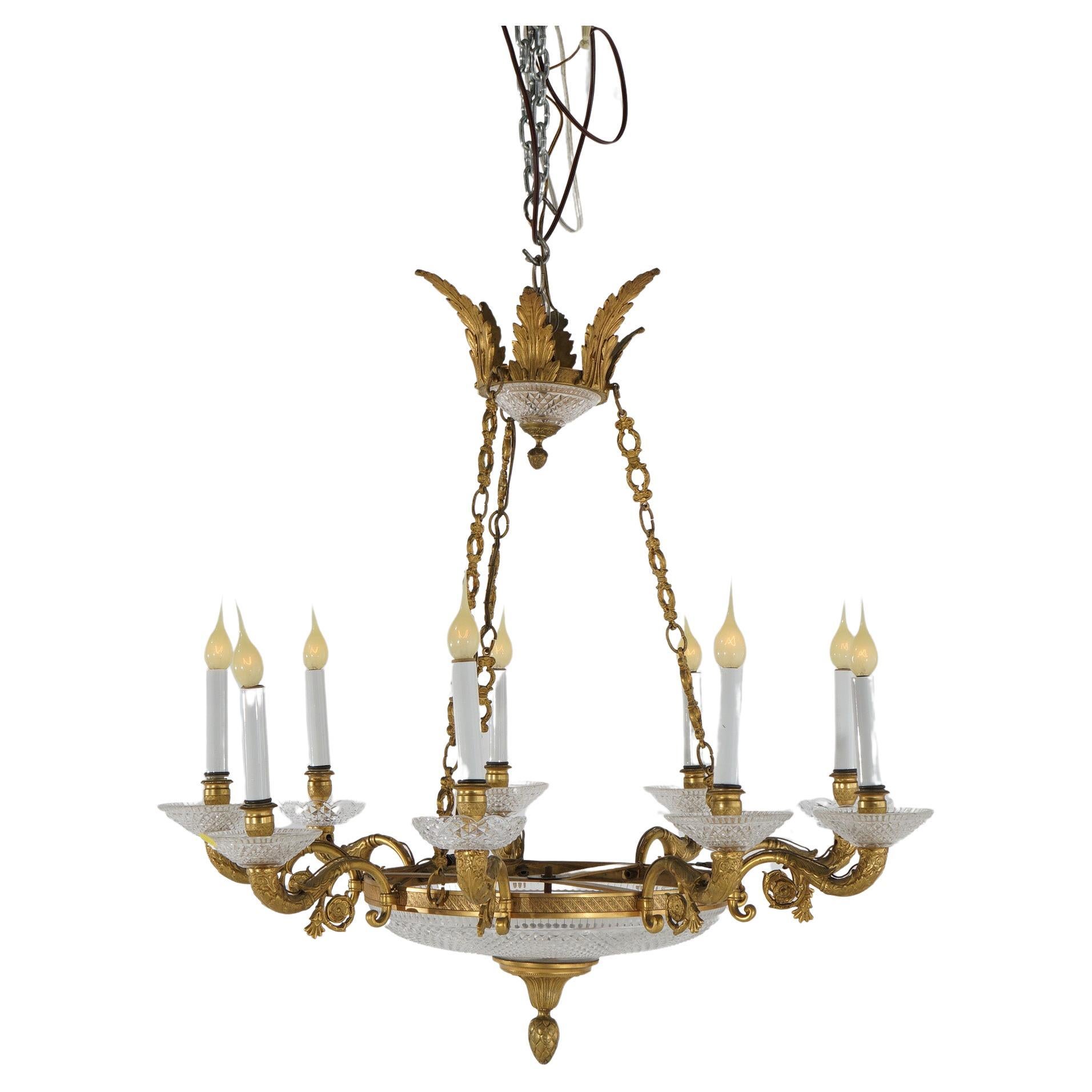 Antiker französischer neunflammiger Kronleuchter aus vergoldeter Bronze und Kristall im Louis XIV.-Stil im Angebot