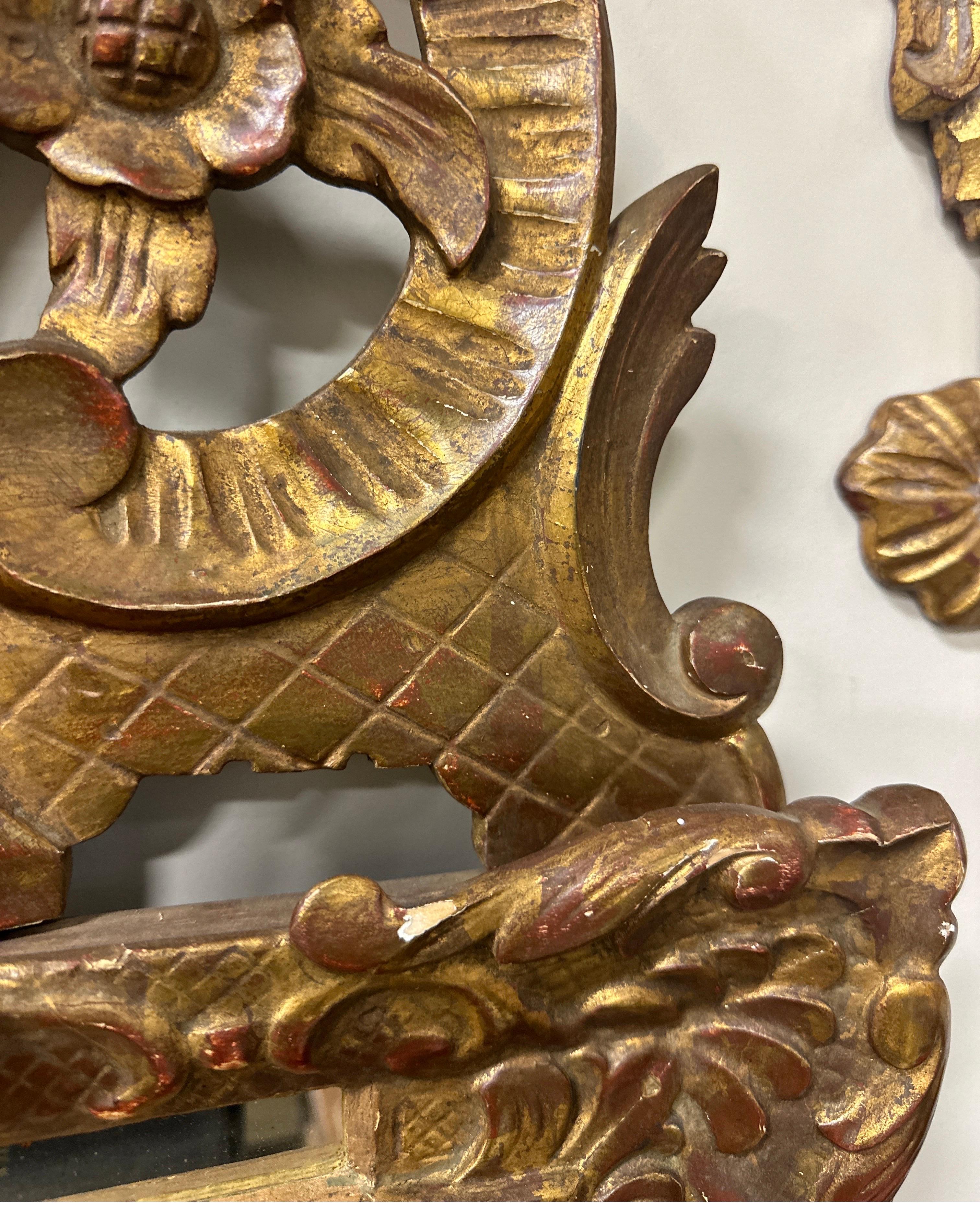 Antique miroir français de style Louis XIV doré avec panier de fleurs en vente 3