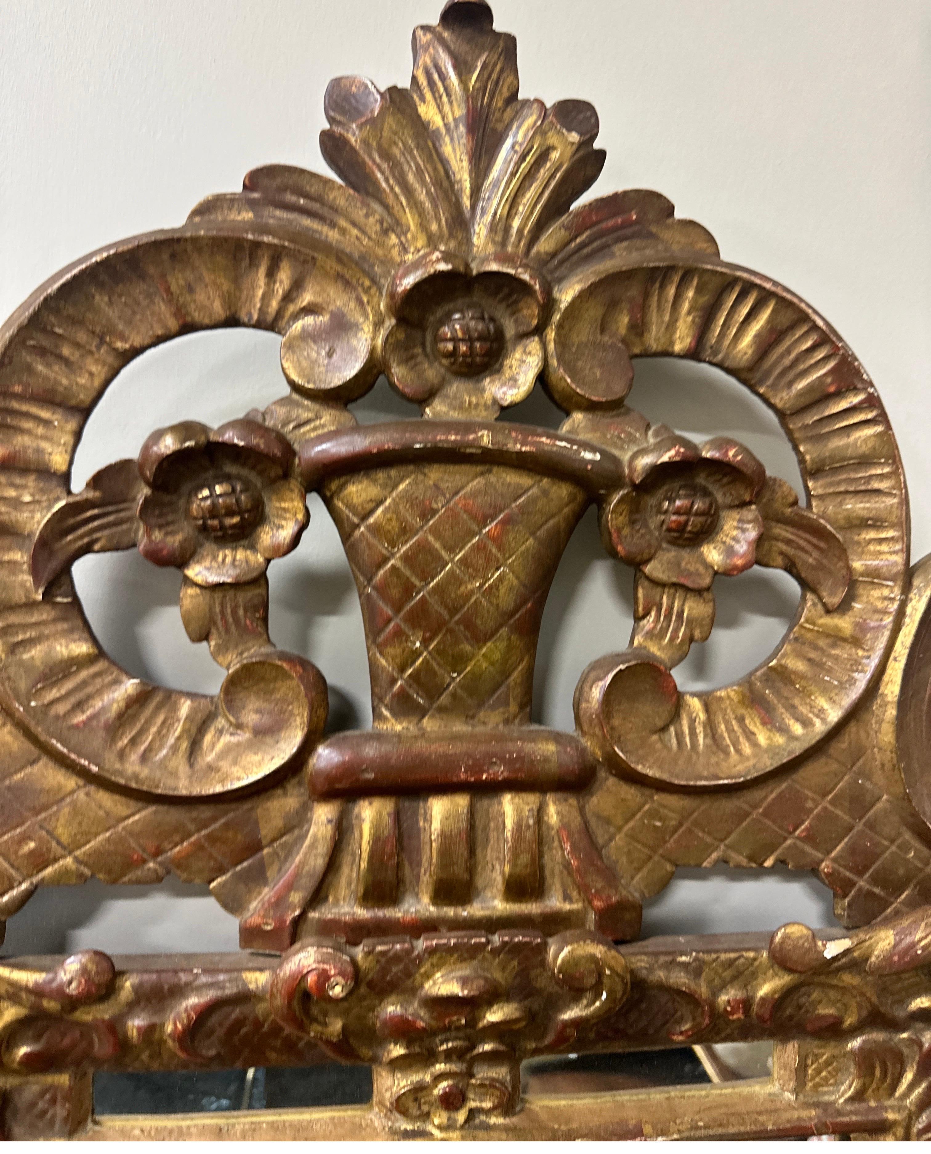 Antique miroir français de style Louis XIV doré avec panier de fleurs en vente 4