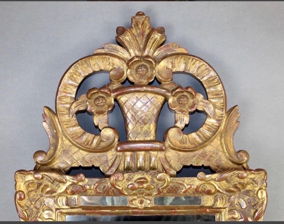 Miroir de reproduction antique de style Louis XIV, doré à l'or fin, qui fait magnifiquement écho à l'opulente grandeur du design français du XVIIe siècle. Le cadre, doré à l'or fin, présente une surface polie et lustrée qui met en valeur le
