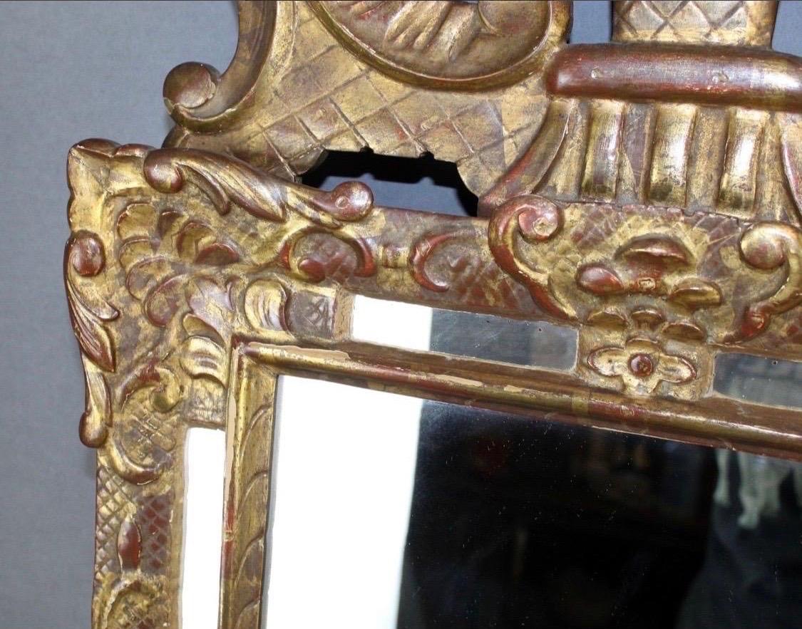Français Antique miroir français de style Louis XIV doré avec panier de fleurs en vente