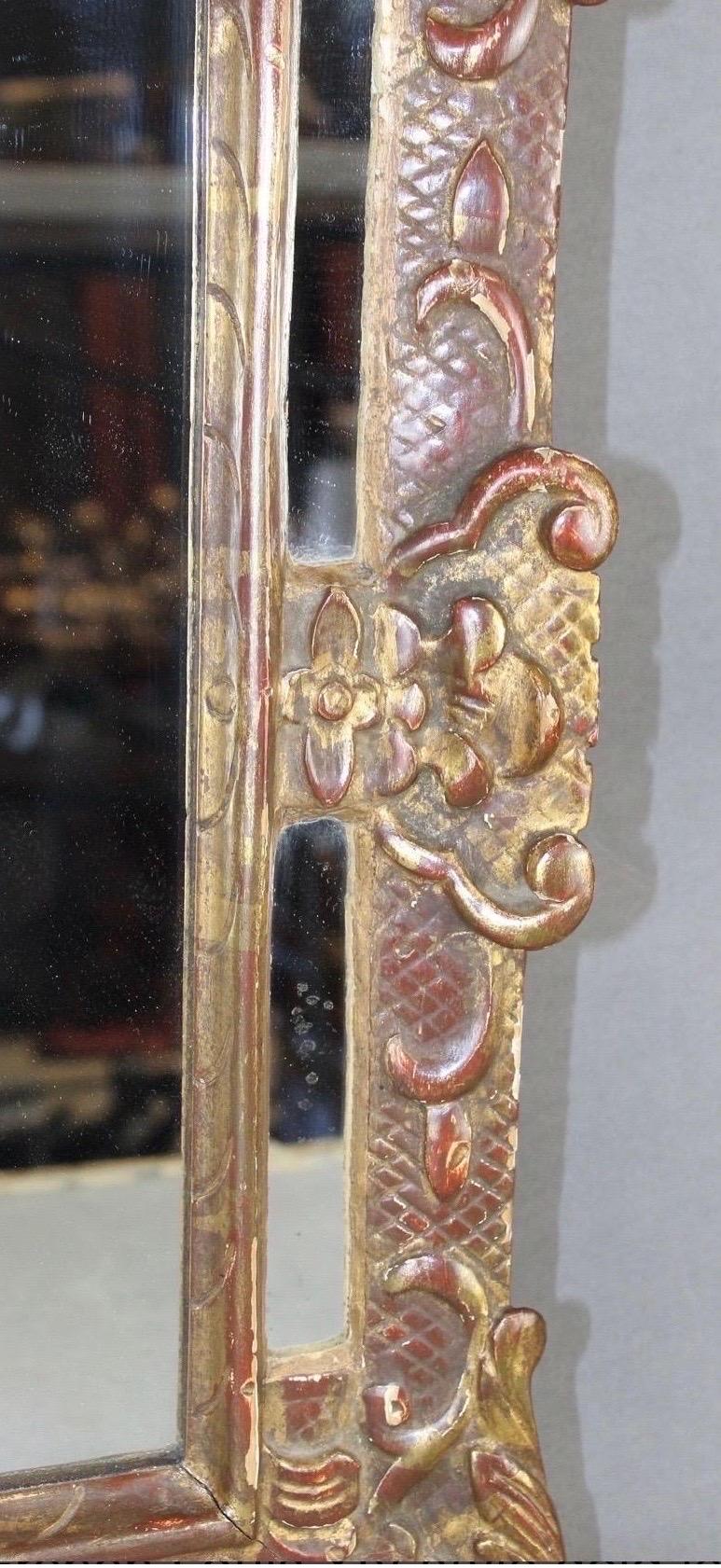 Sculpté à la main Antique miroir français de style Louis XIV doré avec panier de fleurs en vente