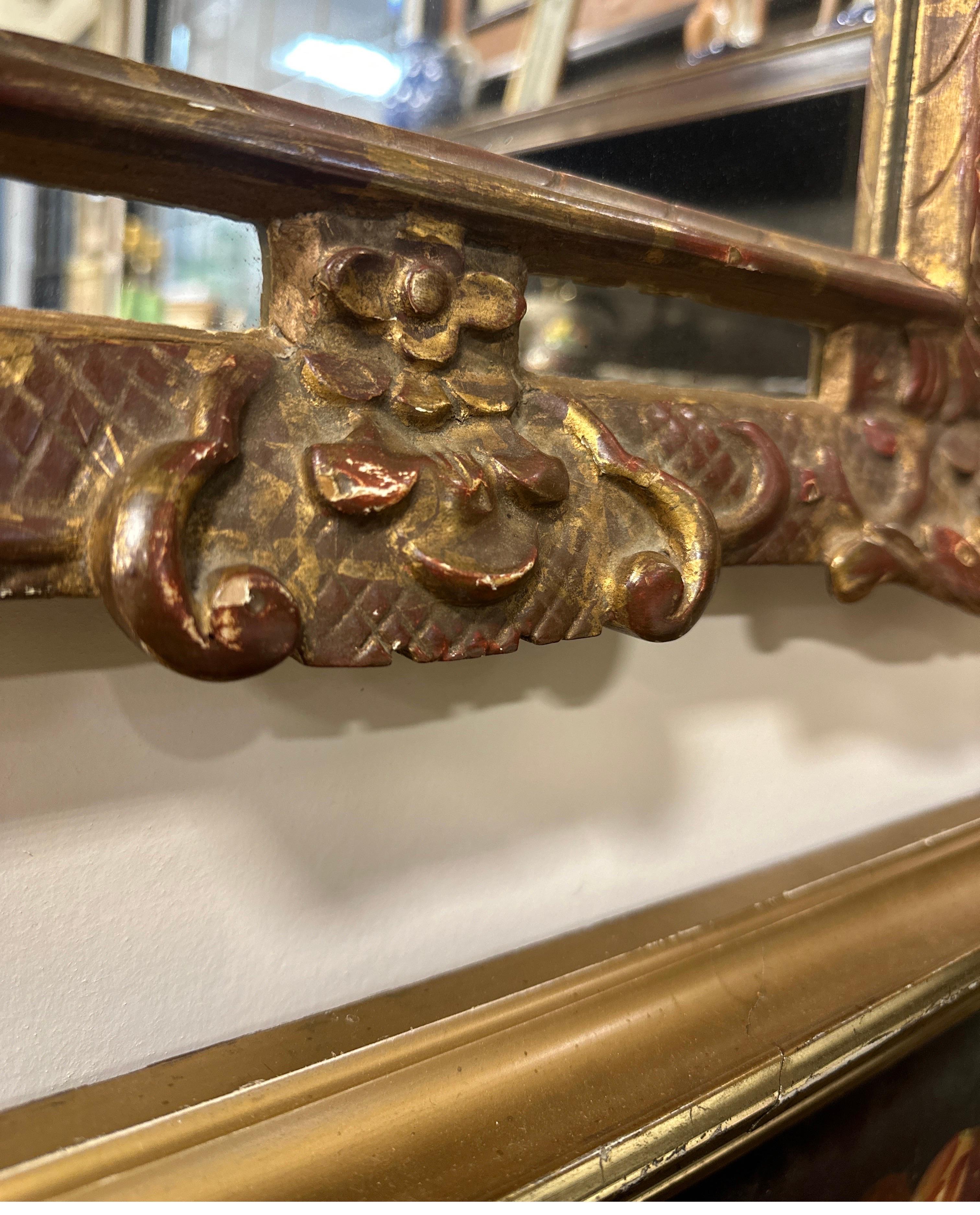 Verre Antique miroir français de style Louis XIV doré avec panier de fleurs en vente
