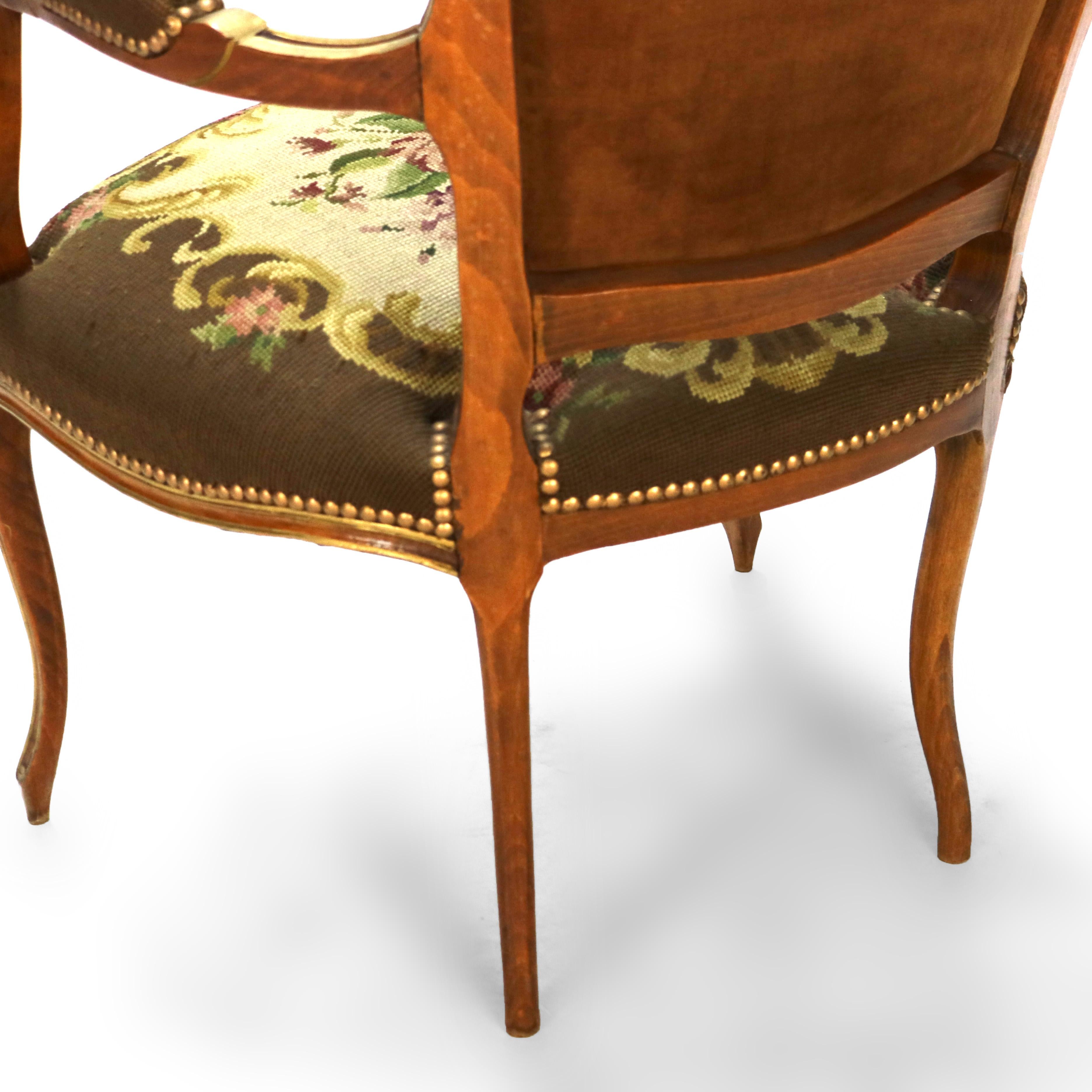 Chaise ancienne de style Louis XIV en noyer doré et tapisserie florale C1920 en vente 10