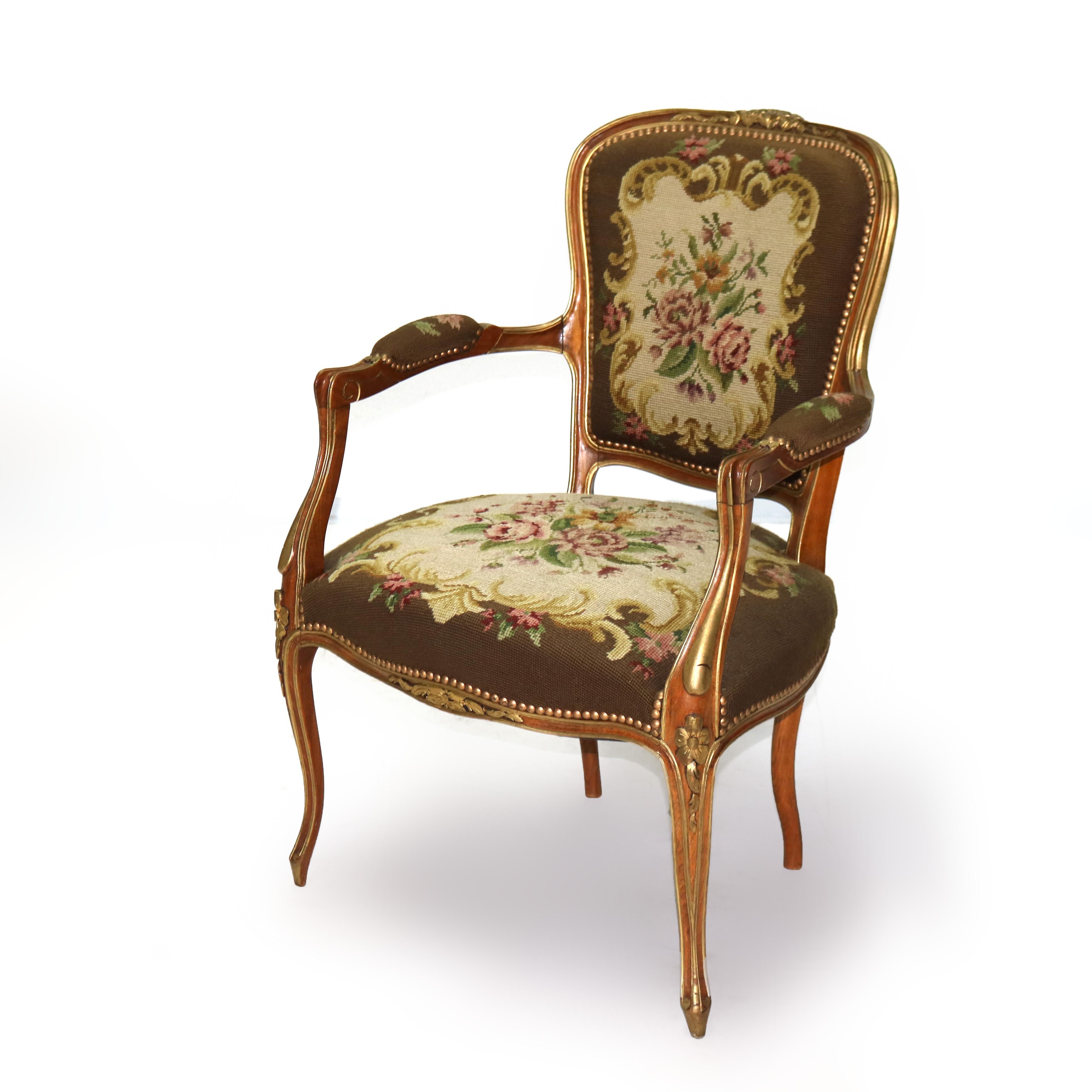 Chaise ancienne de style Louis XIV en noyer doré et tapisserie florale C1920 Bon état - En vente à Big Flats, NY