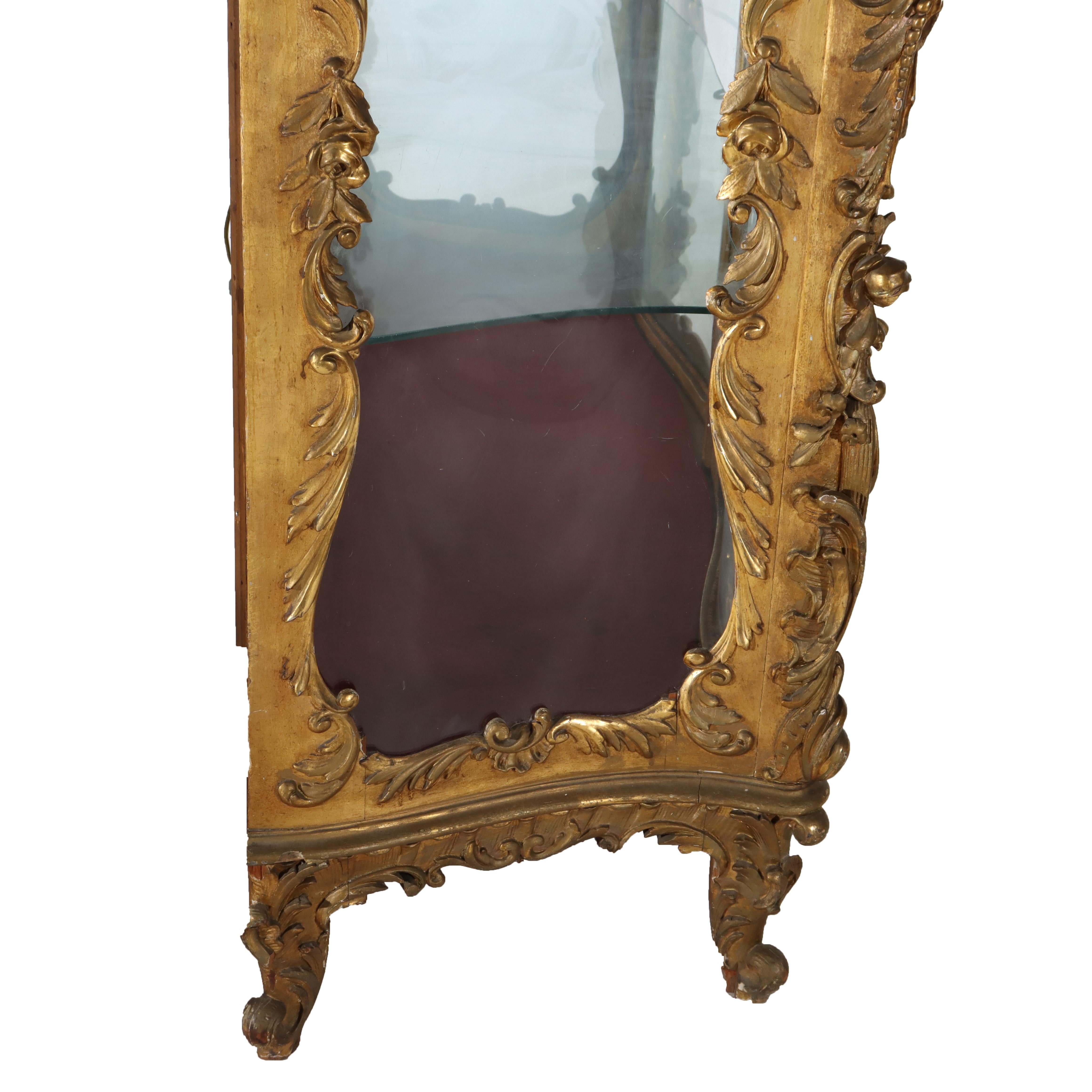 Antique vitrine rocococo française de style Louis XIV en bois doré sculpté, à motifs floraux et figuratifs en vente 11