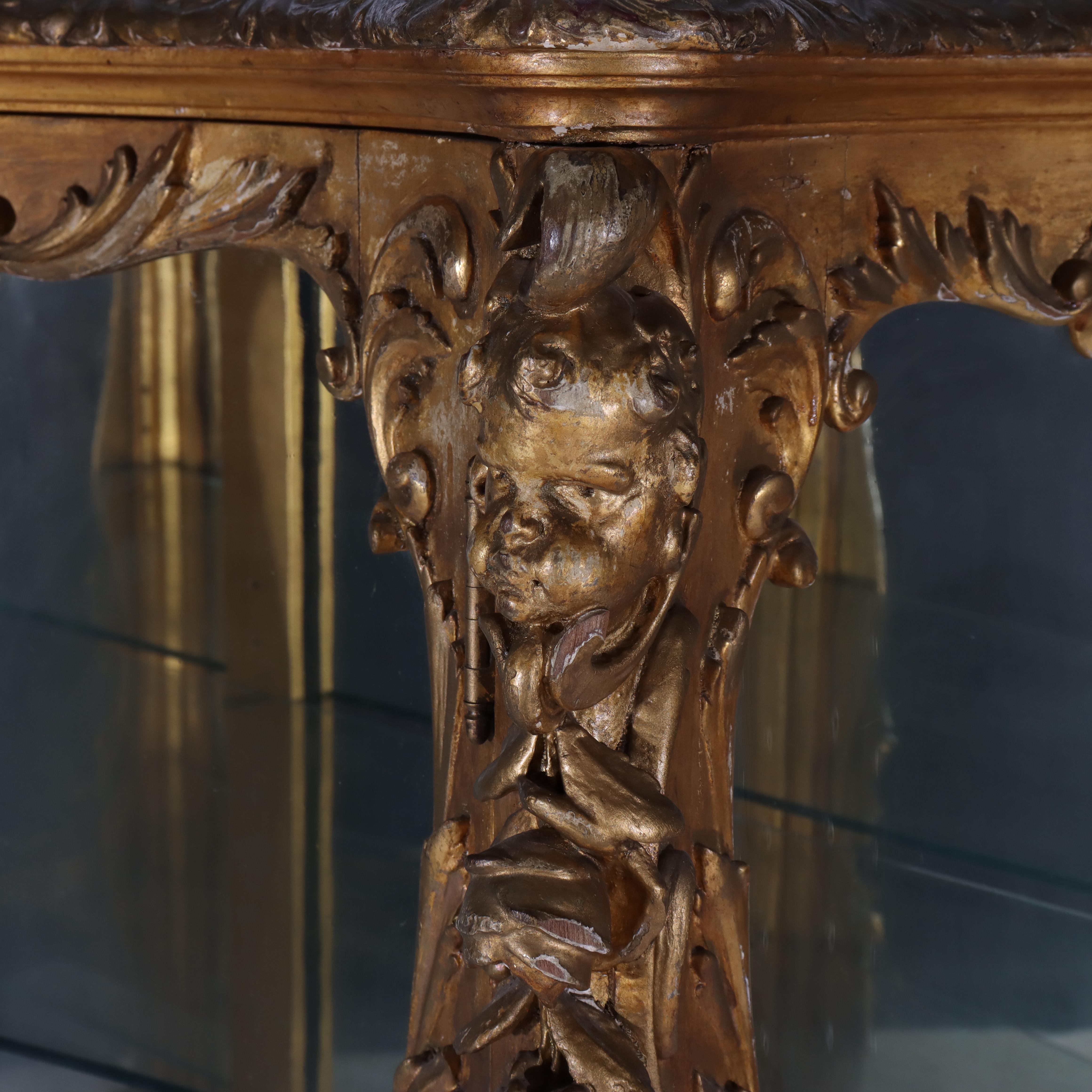 XIXe siècle Antique vitrine rocococo française de style Louis XIV en bois doré sculpté, à motifs floraux et figuratifs en vente