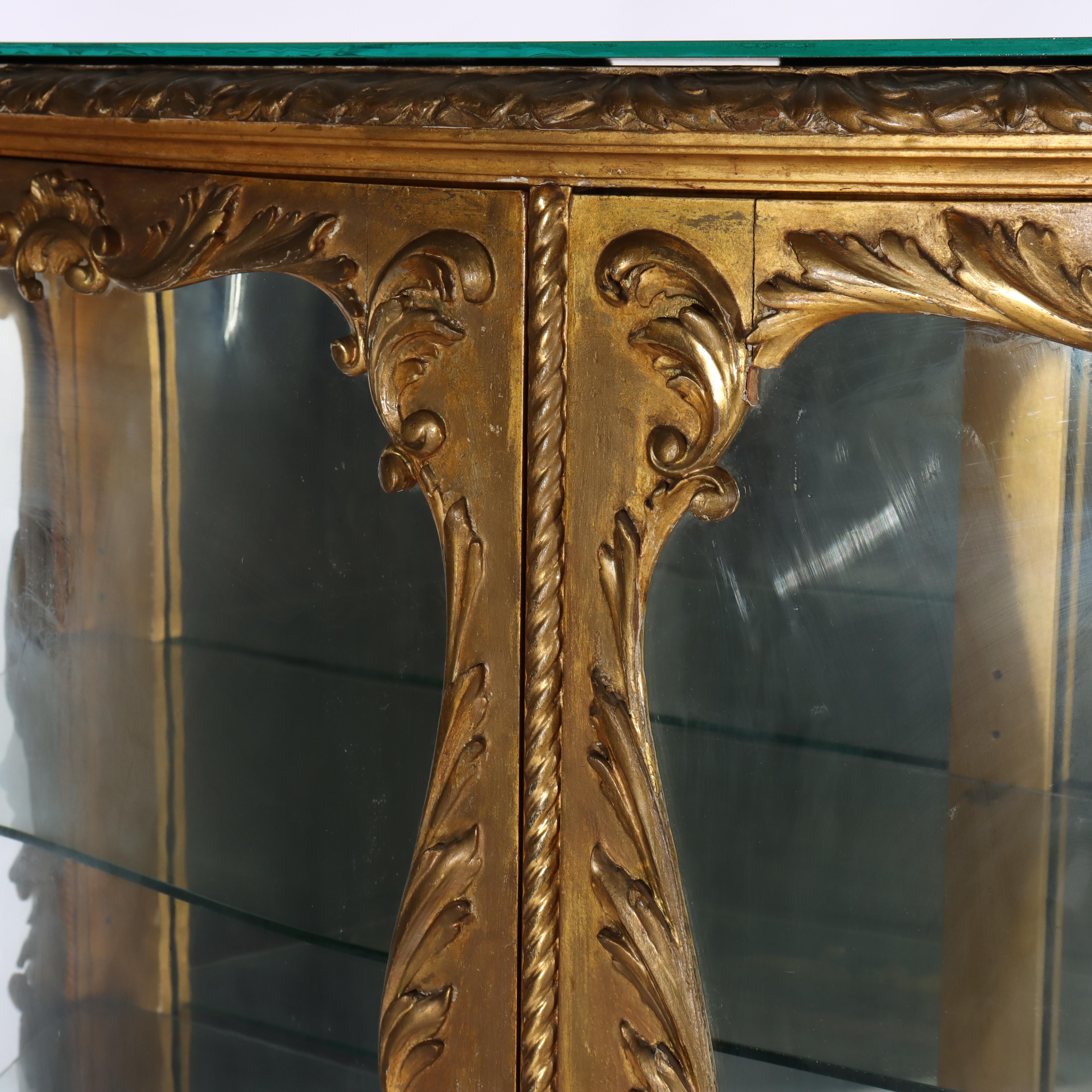 Verre Antique vitrine rocococo française de style Louis XIV en bois doré sculpté, à motifs floraux et figuratifs en vente