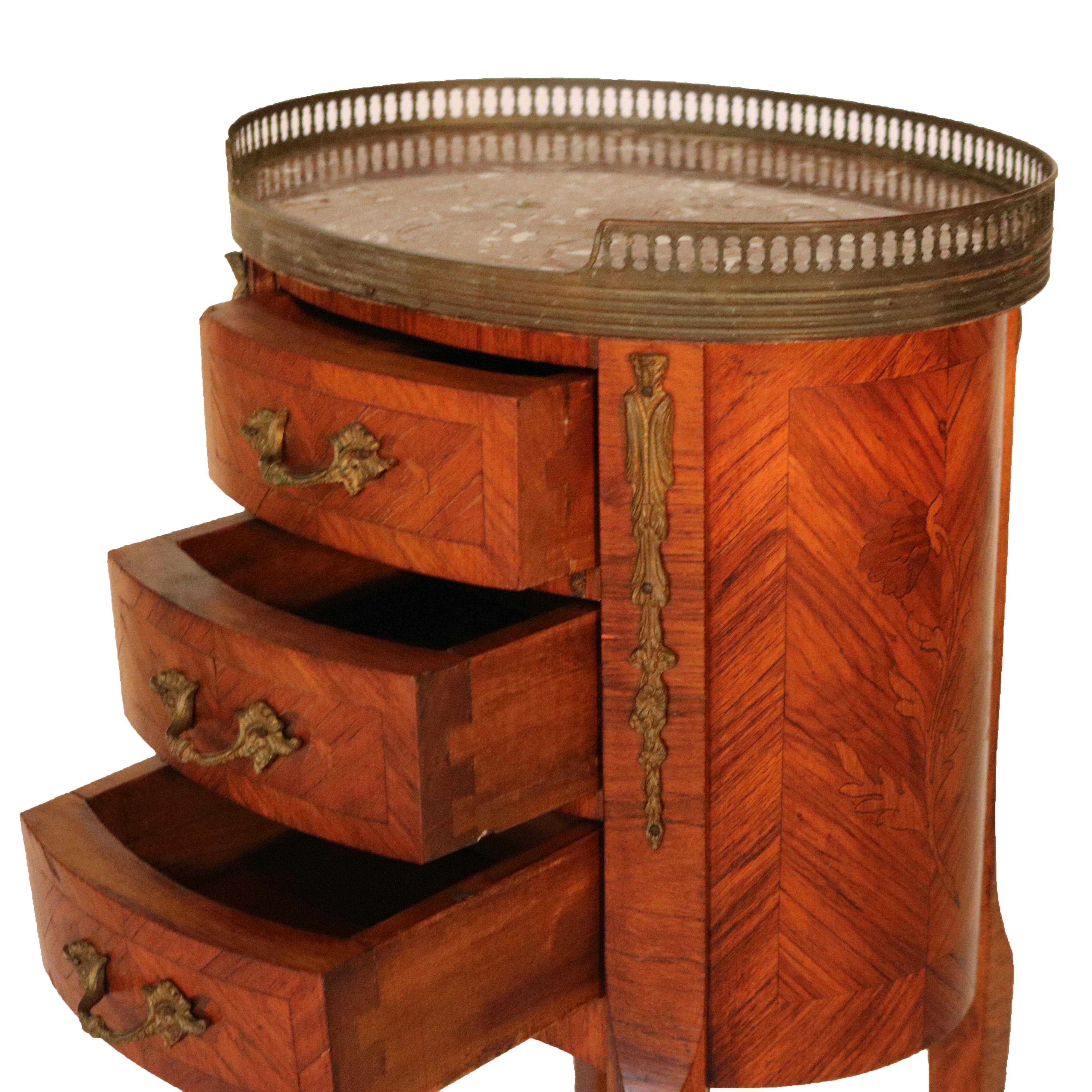 Stands anciens de style Louis XIV en bois de roi incrusté de satin, marbre et bronze doré en vente 2