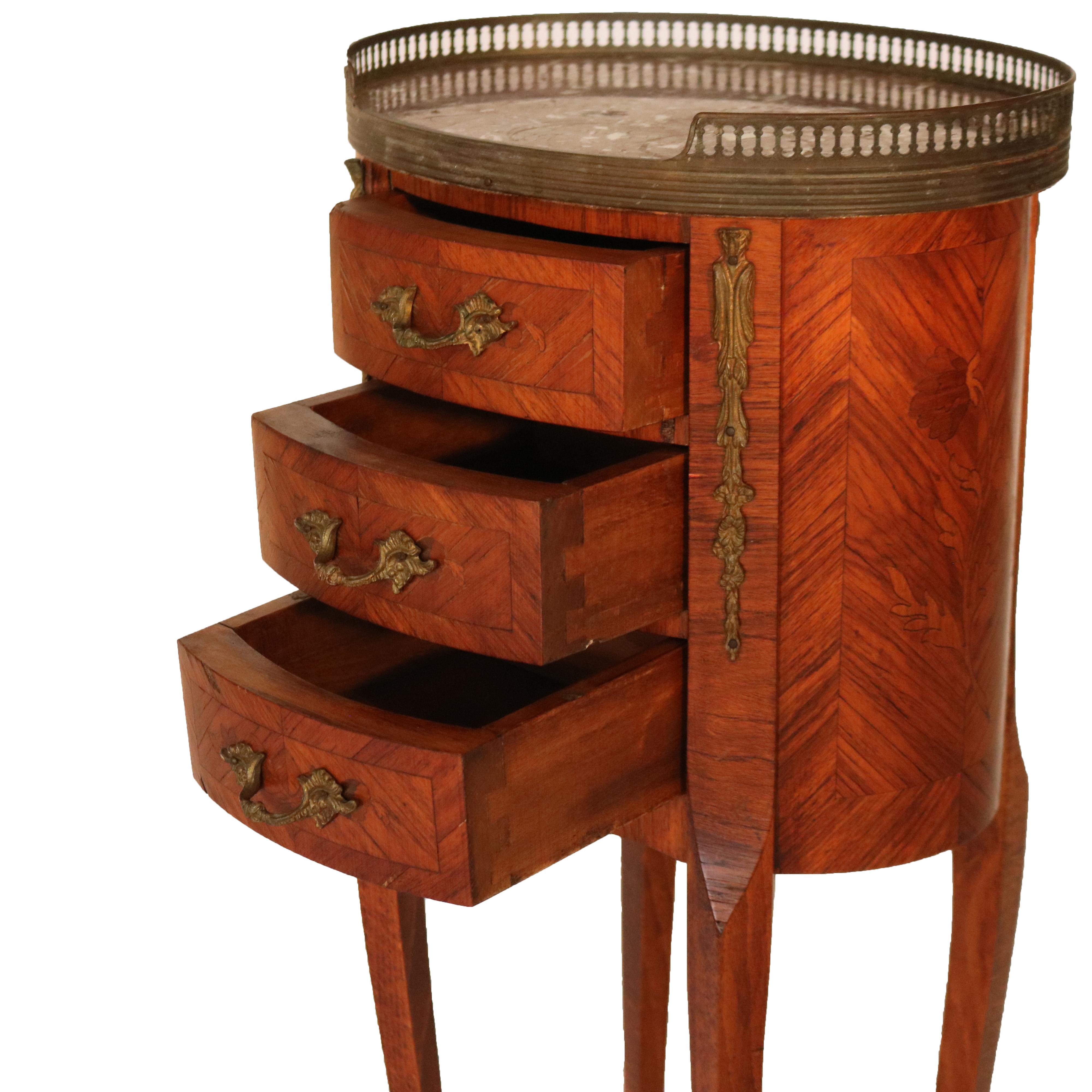 Stands anciens de style Louis XIV en bois de roi incrusté de satin, marbre et bronze doré en vente 3
