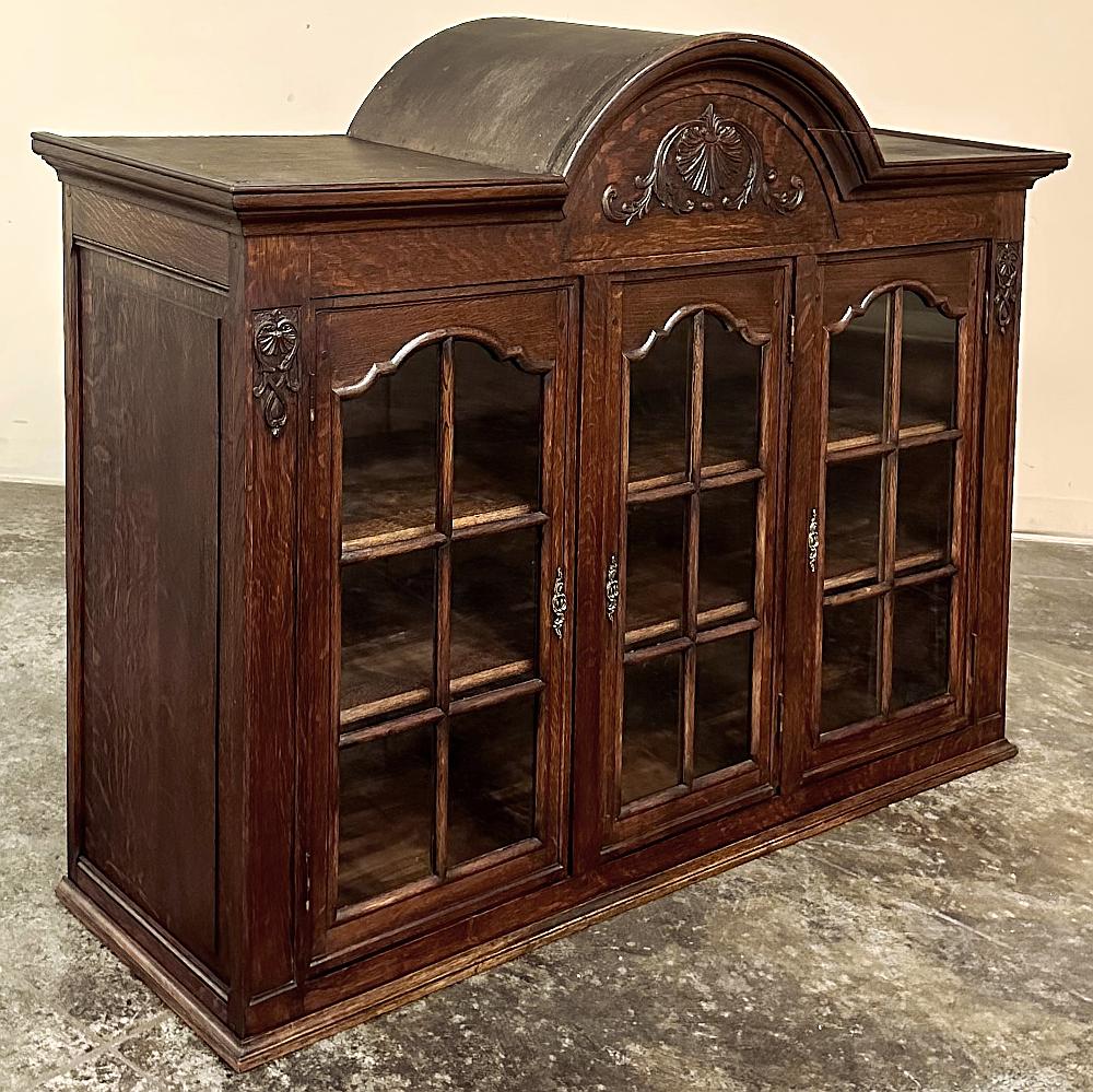 Antique French Louis XIV Wall Cabinet ~ Vitrina en Bueno estado para la venta en Dallas, TX