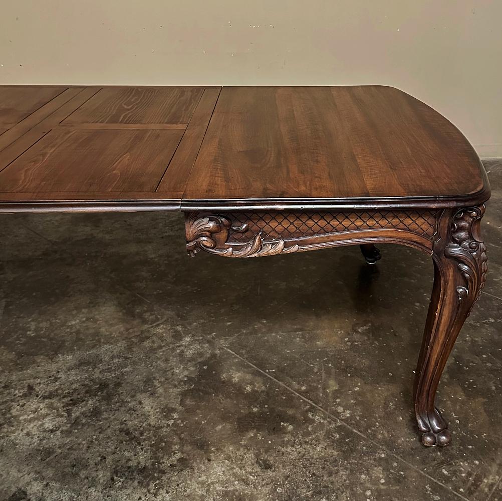 Table de salle à manger ancienne en noyer Louis XIV avec 2 abattants en vente 5