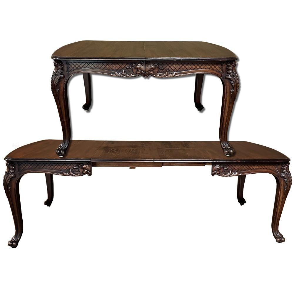 La table de salle à manger ancienne en noyer Louis XIV avec 2 abattants allie élégance et polyvalence, créant ainsi une table que votre famille appréciera pendant des générations !  Fabriqué à la main dans un somptueux noyer français, il présente