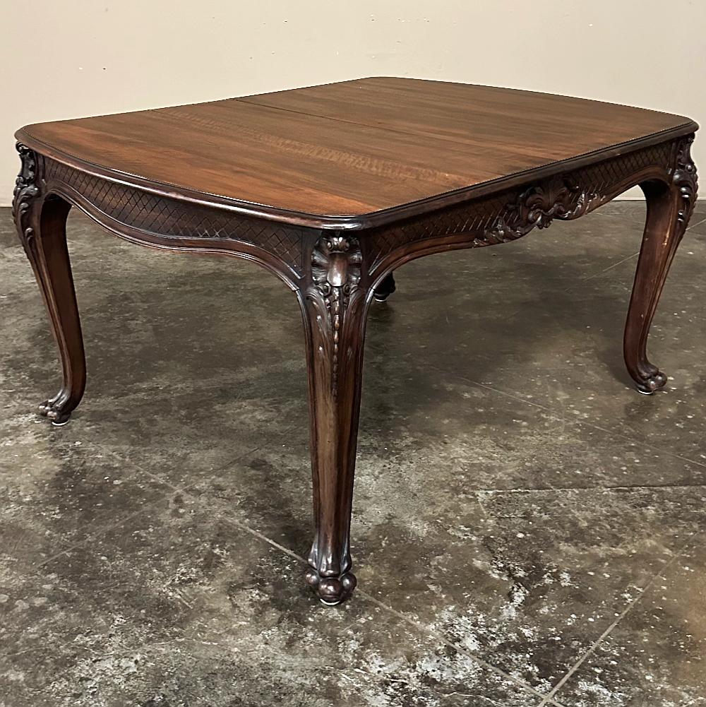 20ième siècle Table de salle à manger ancienne en noyer Louis XIV avec 2 abattants en vente